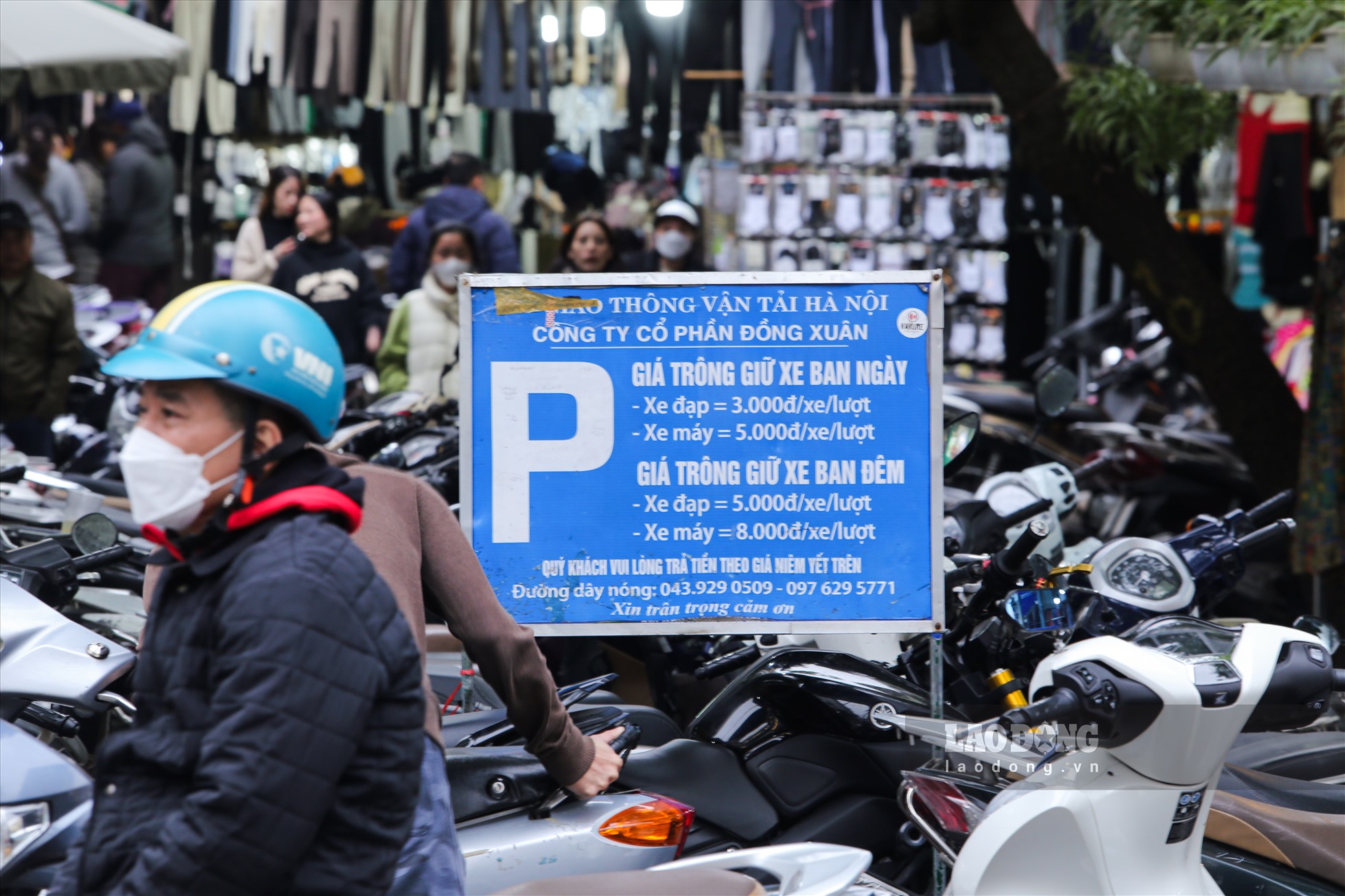 Một địa điểm gửi xe trên phố Đinh Liệt thu phí cao gấp nhiều lần so với thông báo.