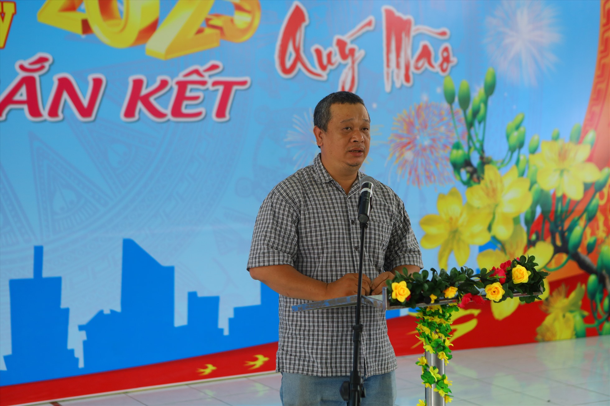 Ông Phan Công Châu, phó chủ tịch CĐCS Công ty TNHH Kim Đô cảm ơn sự quan tâm của công đoàn các cấp. Ảnh: Duy Tuấn