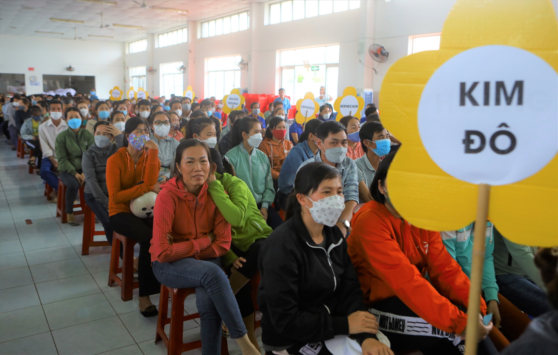 Hơn 150 công nhân đang làm việc và đã nghỉ việc tại công ty TNHH Kim Đô đến nhận quà Tết. Ảnh: Duy Tuấn.