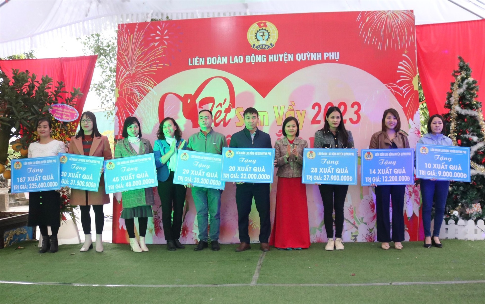 Lãnh đạo LĐLĐ tỉnh Thái Bình và LĐLĐ huyện Quỳnh phụ trao quà cho đại diện các CĐCS. Ảnh Bá Mạnh