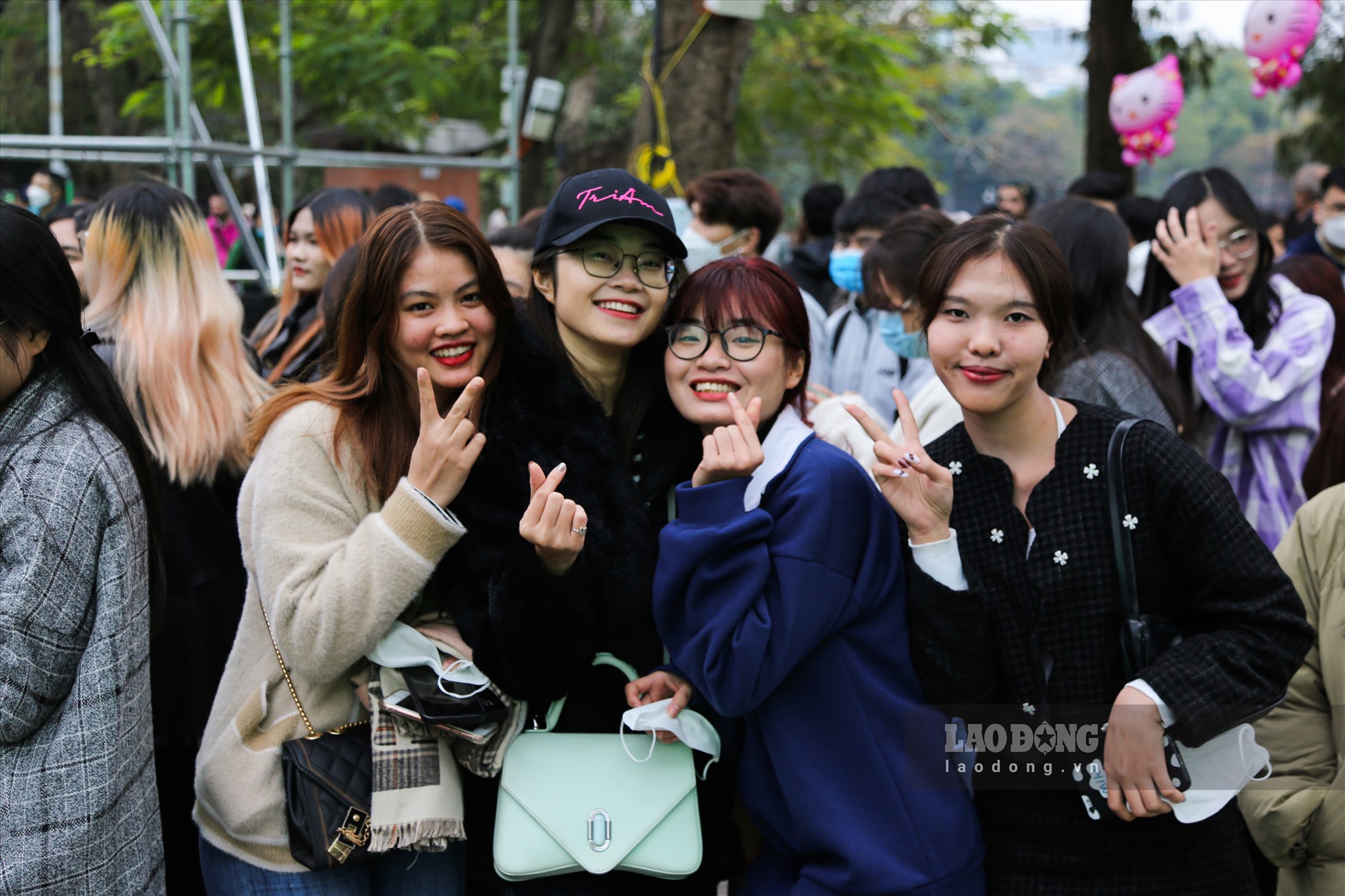 Bạn Trần Ngọc Huyền (Quận Tây Hồ, Hà Nội) cũng nhóm bạn đứng check-in vào khu fanzone. Huyền chia sẻ: “Mình tới sớm để lựa được một vị trí đẹp nhất gần sân khấu, để được cháy hết mình“.