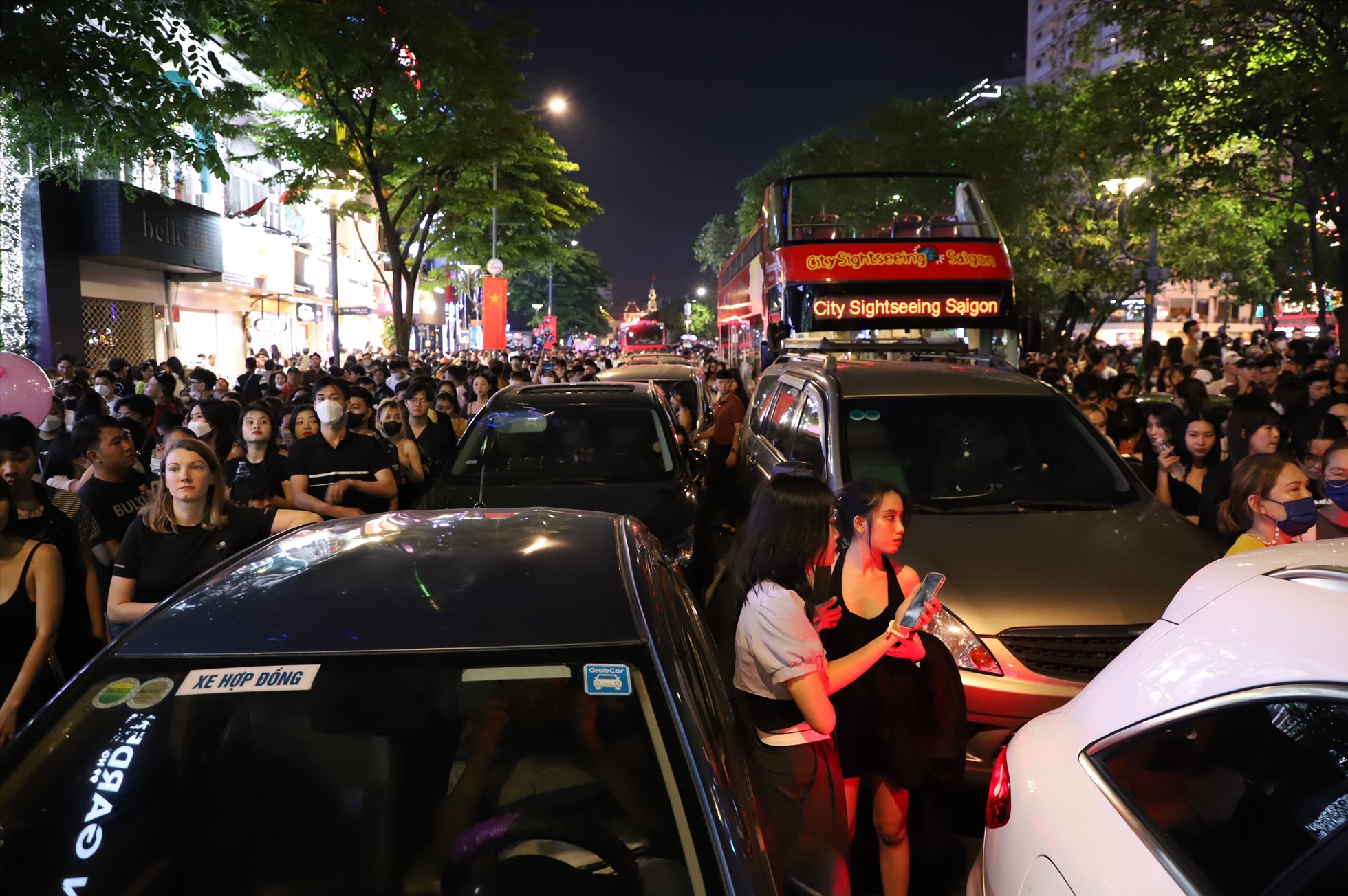 Theo ghi nhận khoảng 18h ngày 31.12, hàng chục nghìn người đổ về phố đi bộ Nguyễn Huệ, quận 1 xem pháo hoa và đón giao thừa khiến đoạn đường này trở nên ùn tắc nghiêm trọng.