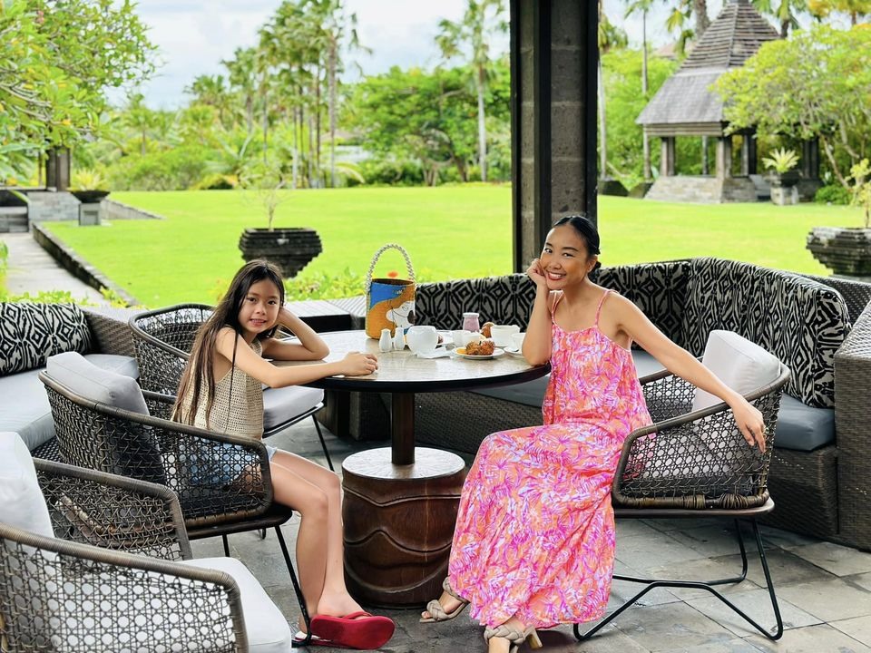 Đoan Trang tham gia chuyến du lịch đến Bali (Indonesia) cùng chồng và con gái cách đây khoảng 10 ngày. Trên trang cá nhân, nữ ca sĩ thường xuyên khoe ảnh vui chơi, du hí của gia đình qua từng điểm đến tại đây.