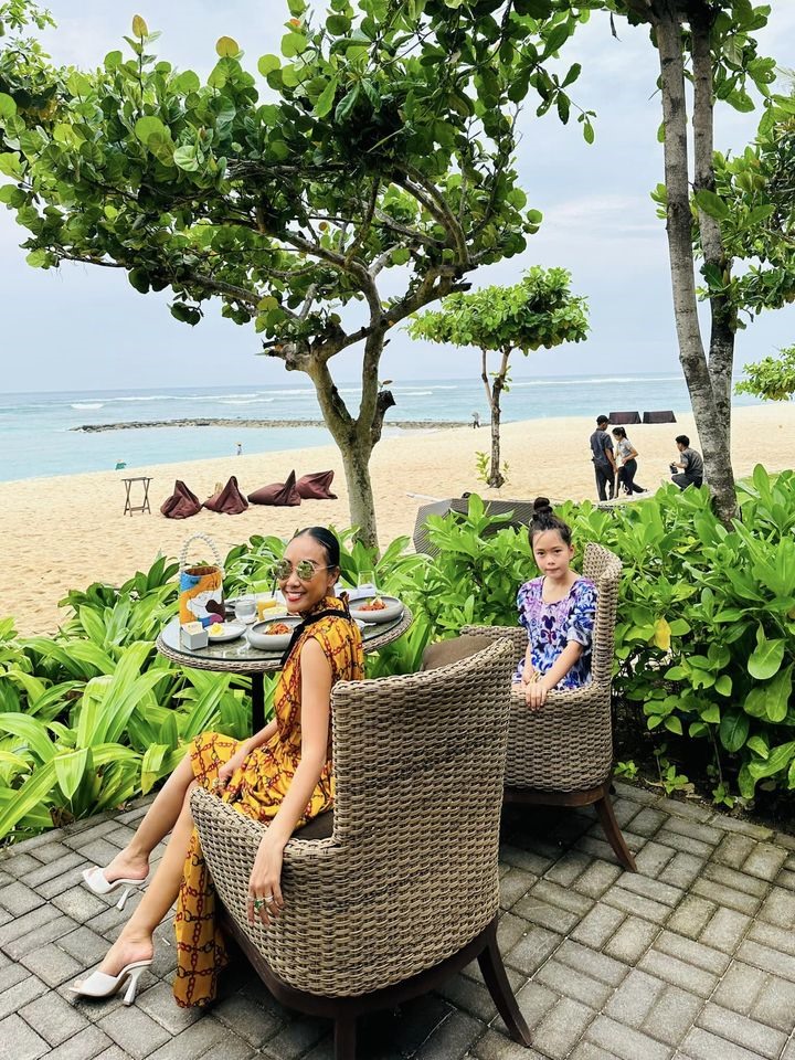 Người đẹp dành lời chúc cho ba mẹ, gia đình mạnh khỏe, vui vầy, cho công việc tốt đẹp, bạn bè trân quý và bản thân luôn sống hết mình mỗi ngày.