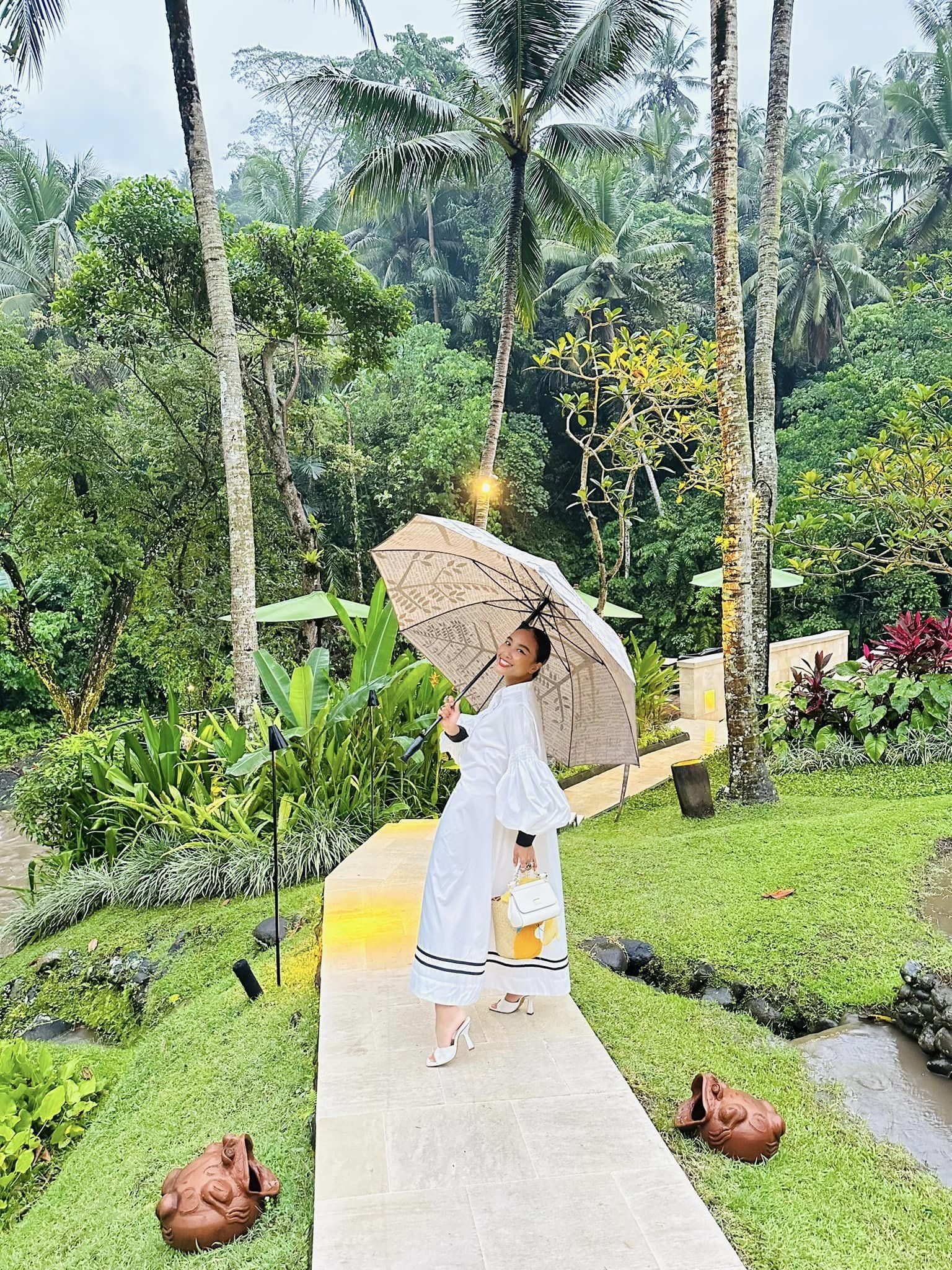 Thời điểm này đang là mùa mưa ở Bali, nhiệt độ dao động từ khoảng 22-29 độ. Mặc dù thời tiết không được đẹp như các tháng khác trong năm nhưng thời điểm này lại thu hút du khách bởi lễ Giáng sinh và dịp Tết.