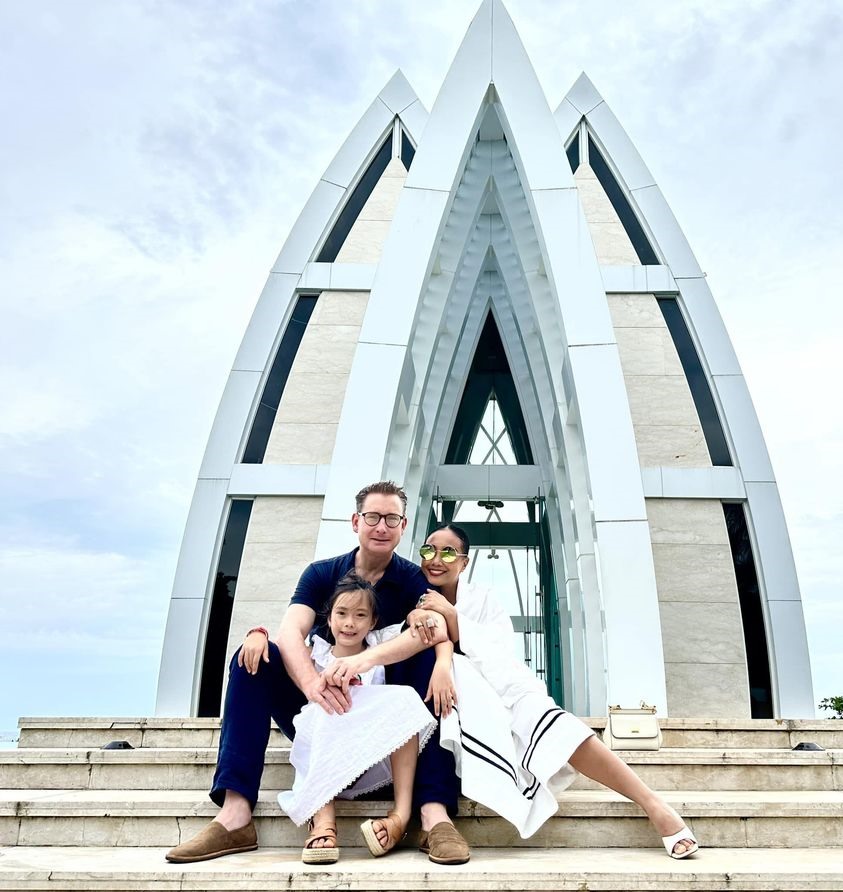 Chuẩn bị đón Giáng sinh ở Bali, Đoan Trang chia sẻ trên trang cá nhân: “Thật không ngờ khi được sống như những công dân thực thụ ở một đất nước mới, được học nhiều bài học mới để phát triển bản thân và được mở cửa sau COVID để bay đi bay về, vừa làm được nhiều việc mình đam mê, vừa được thăm gia đình, bạn bè. Mỗi năm là một một trải nghiệm mới, đầy hứng khởi...“.