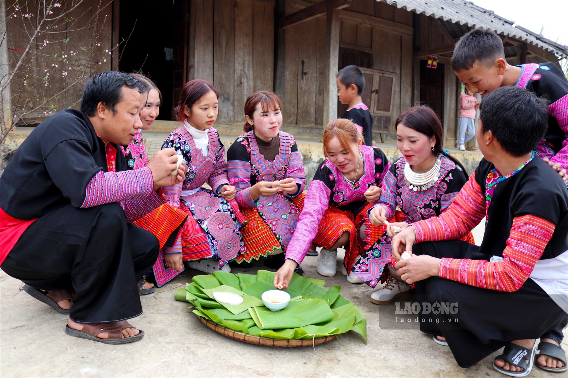 Trong 3 ngày tết, người Mông không ăn rau, họ quan niệm rằng nếu ăn rau thì cả năm sẽ chỉ ăn rau, cho nên trong mâm cơm đãi khách chỉ có bánh dày, cơm, các món từ thịt và rượu.