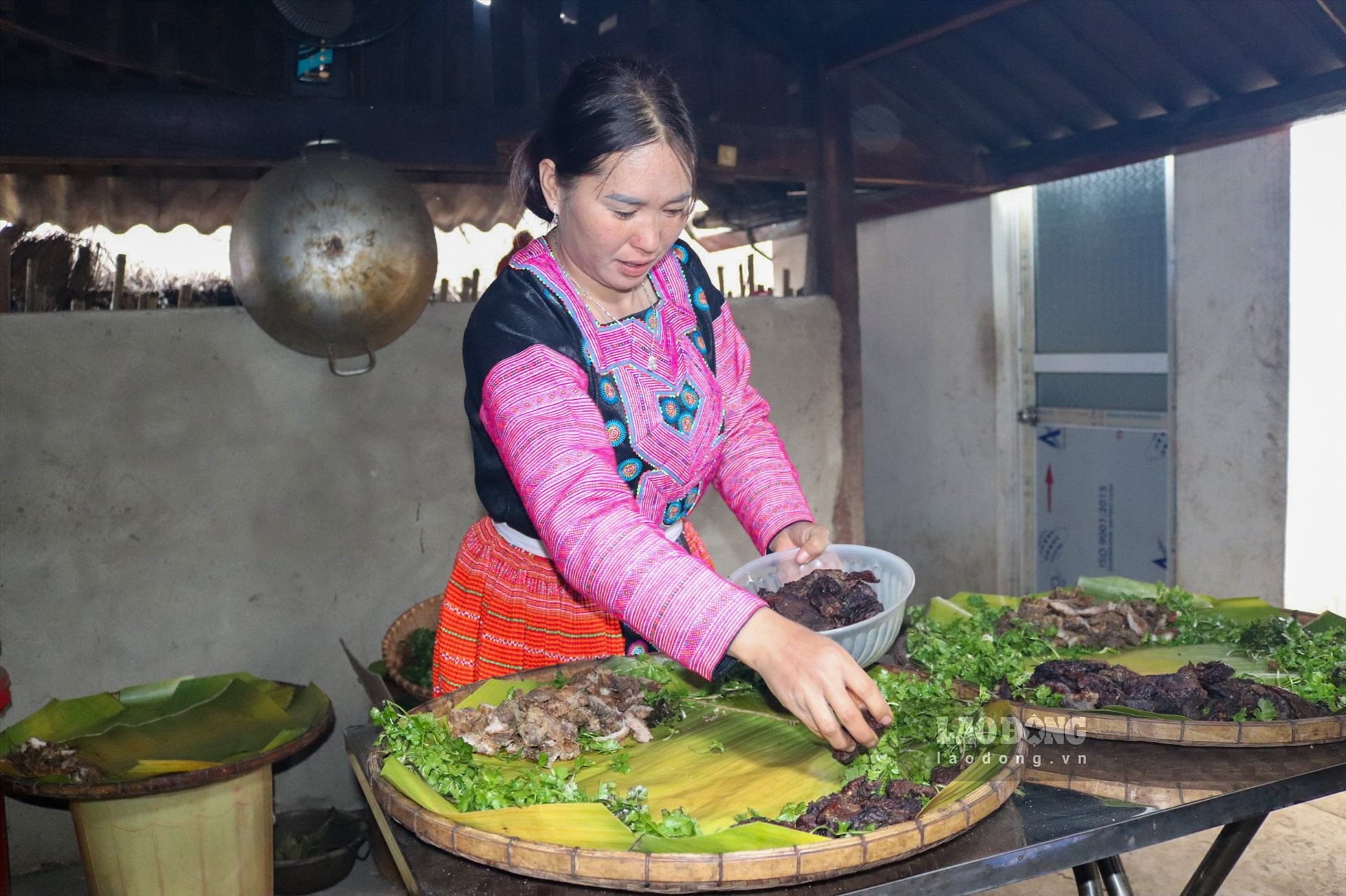 Tại huyện Mộc Châu (Sơn La), từ khoảng ngày 25 Tết, các gia đình bắt đầu mổ lợn để làm lễ tạ ơn tổ tiên, trời đất đã phù hộ cho dân bản có sức khỏe tốt, mùa màng bội thu và mọi điều may mắn trong năm qua. Một phần để dâng cúng, một phần đem sấy treo gác bếp, thịt mỡ ngâm muối làm thực phẩm giữ được lâu, một phần mời anh em họ hàng đến ăn mừng cùng gia đình.