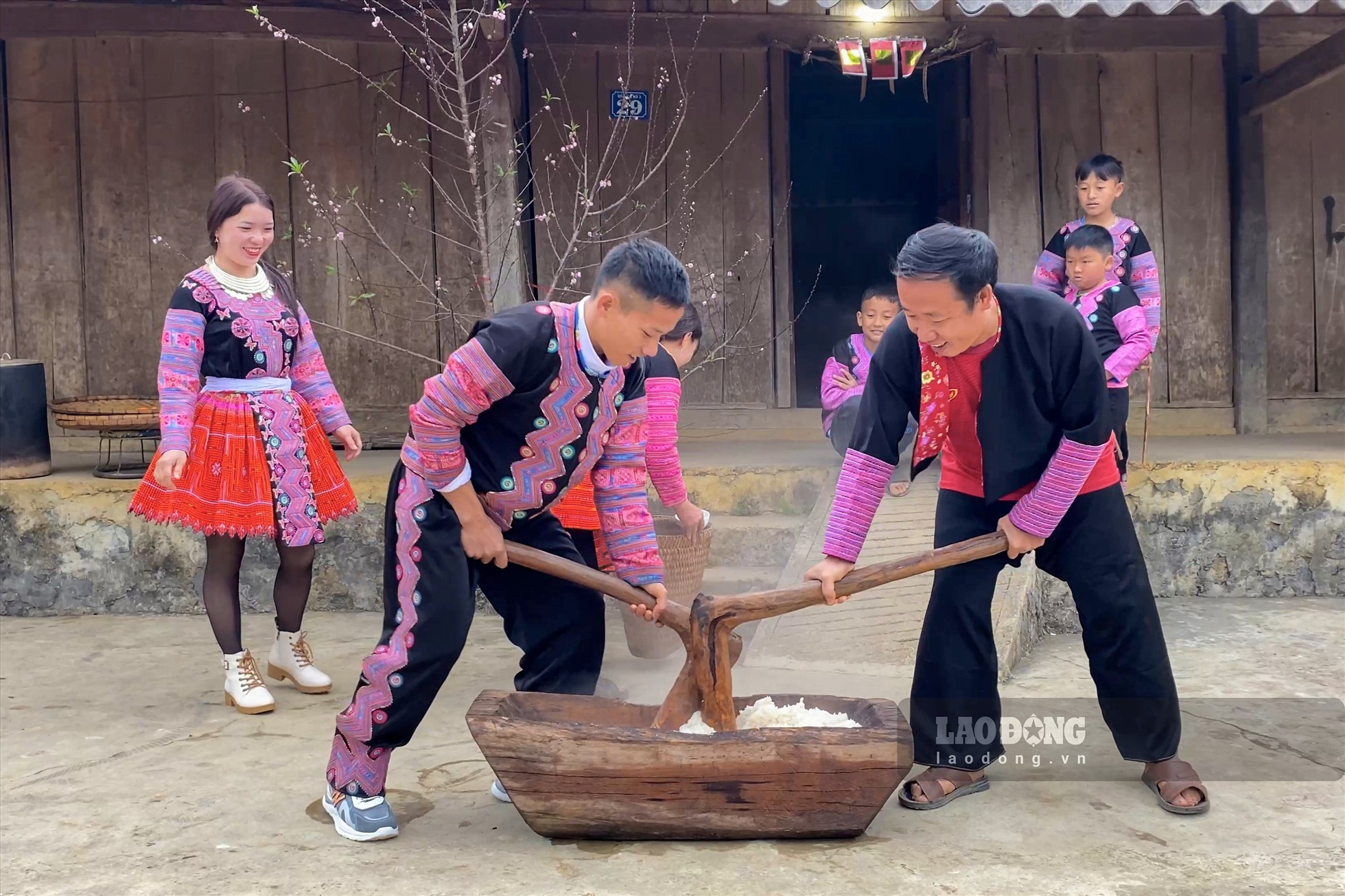 Đến ngày 30 Tết, những người đàn ông bắt đầu công việc chuẩn bị của mình. Những chiếc bánh dày được làm gạo nếp nương tự trồng của mỗi gia đình, mật mía dùng để chấm bánh cũng do người dân làm ra. Xôi sau khi đồ được giã thủ công nên bánh rất trắng và dẻo.