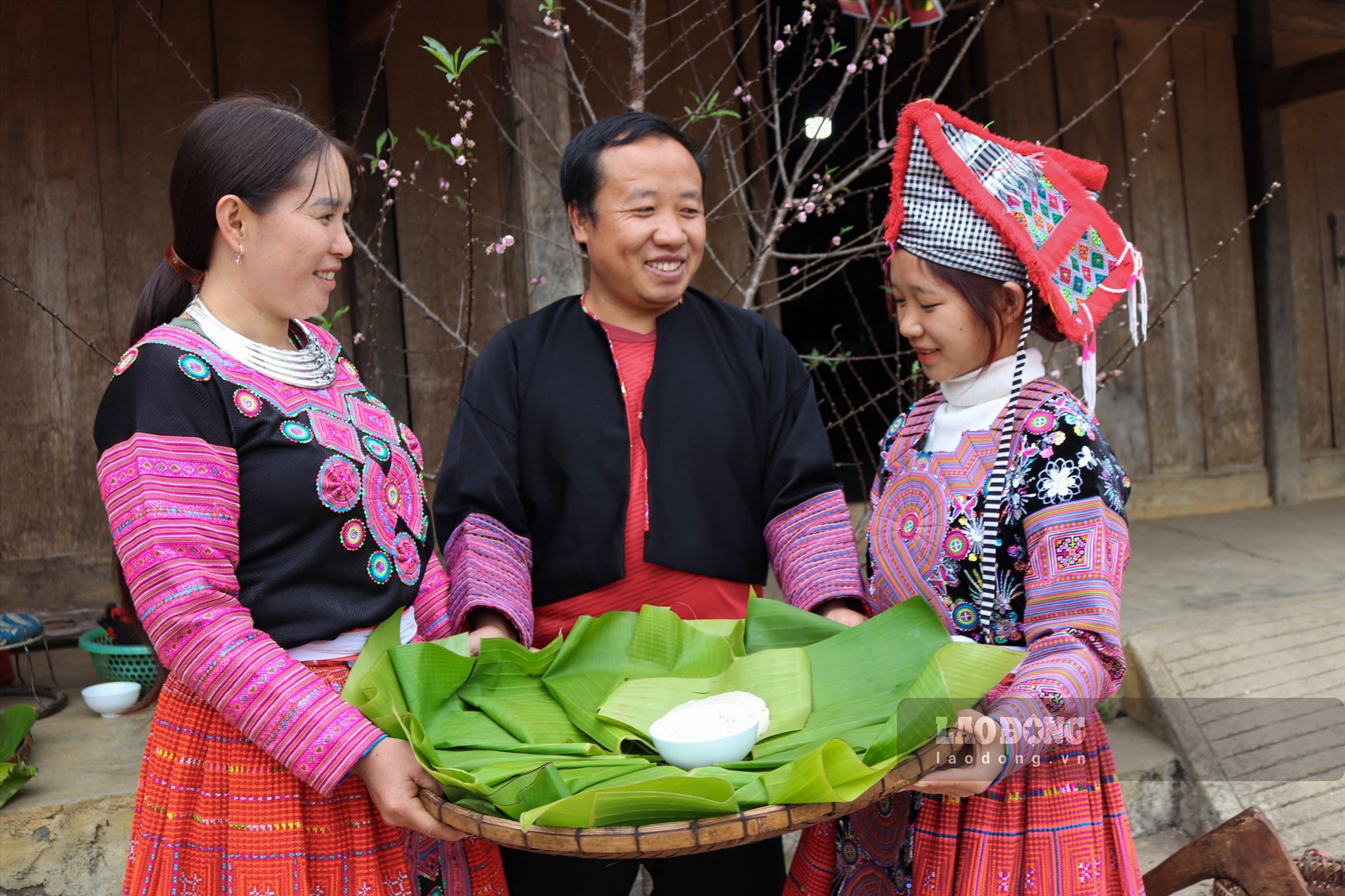 Đối với người Mông, bánh được làm càng to, càng tròn thì cuộc sống của họ trong năm ấy sẽ càng đủ đầy và sung túc. Mỗi gia đình người Mông thường làm hàng trăm cái bánh để ăn tết và tặng cho khách đến chơi nhà ngày xuân.