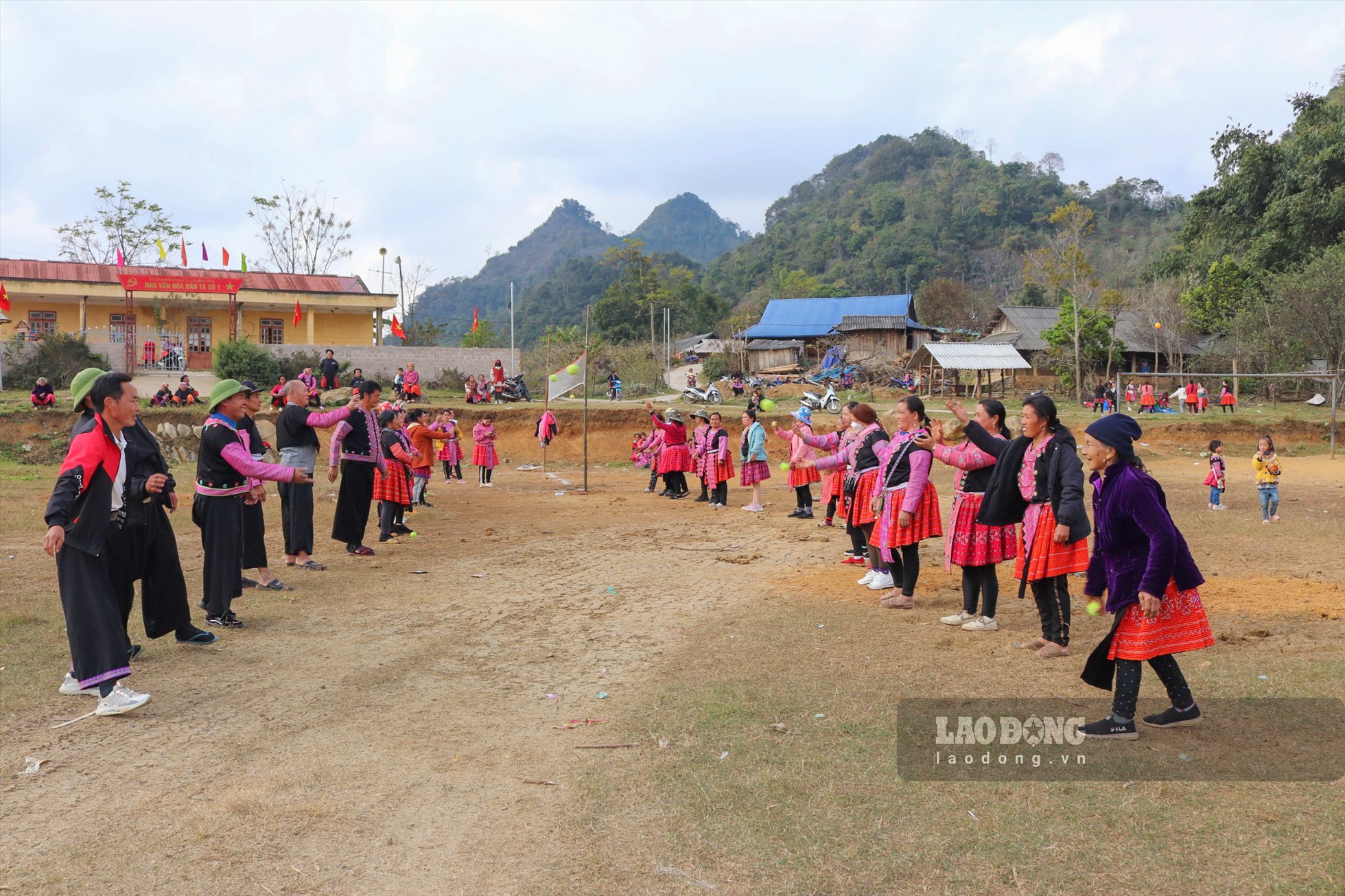 Vào mùng 1 tháng chạp hằng năm (tháng 12 âm lịch), khi ngô lúa đã được thu hoạch và chất đầy kho, những bông hoa mận nở bao phủ lên khắp núi rừng Tây Bắc là thời khắc bắt đầu một năm mới của đồng người Mông. Sự kiện này sẽ được diễn ra liên tục trong 3 ngày. Ảnh: Trần Trọng.