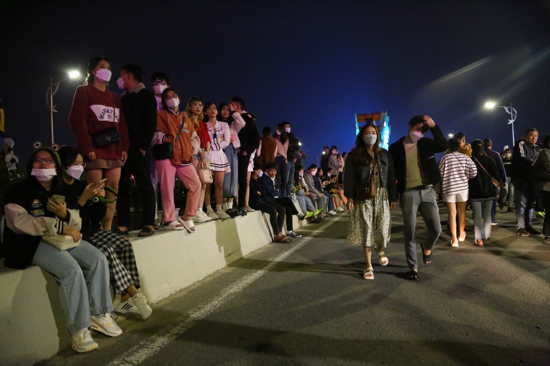 Người dân và du khách tràn xuống đường, đứng trên cầu để chiêm ngưỡng lễ hội countdown.
