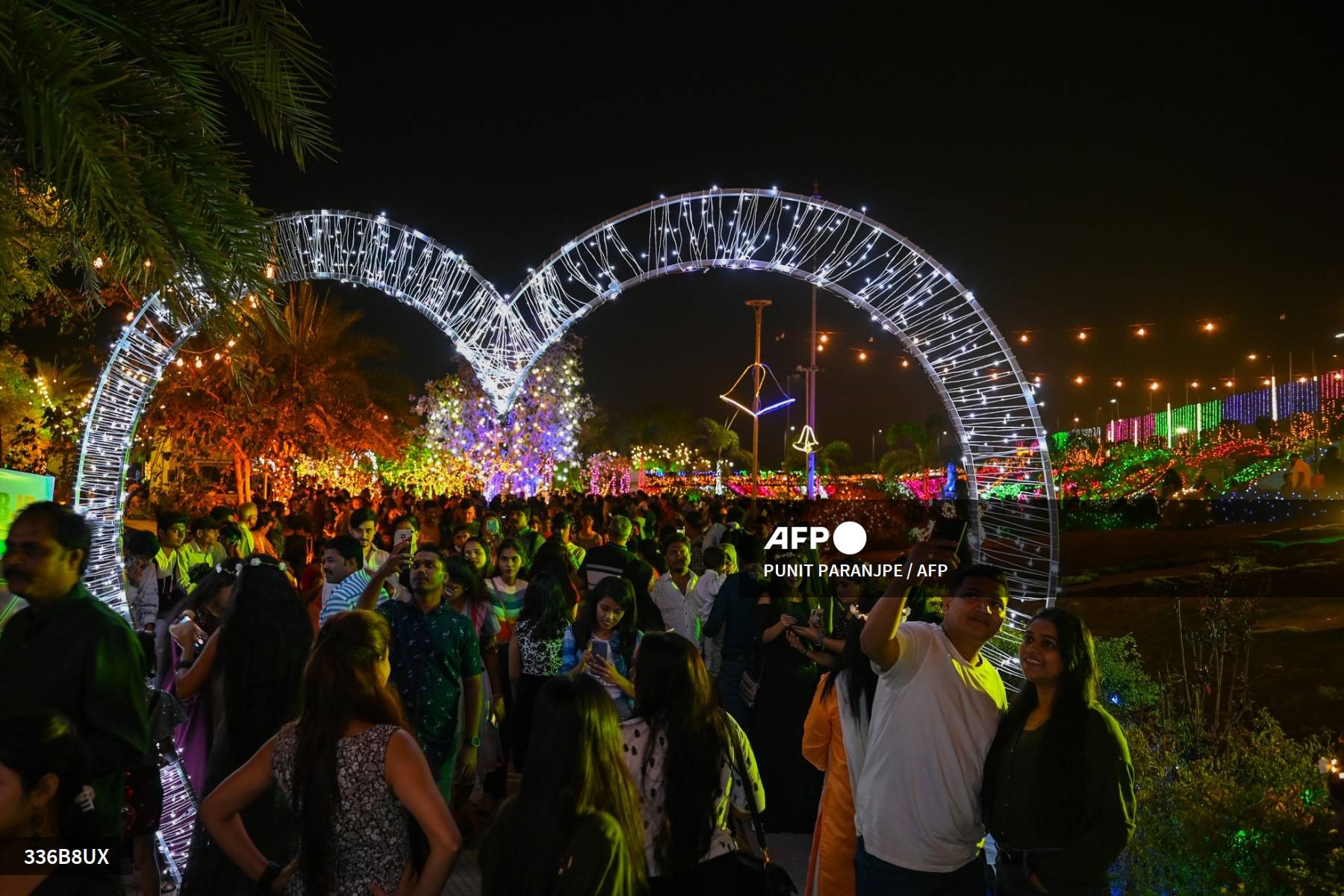 Trang hoàng đón năm mới tại một địa điểm ở Mumbai, Ấn Độ. Ảnh: AFP