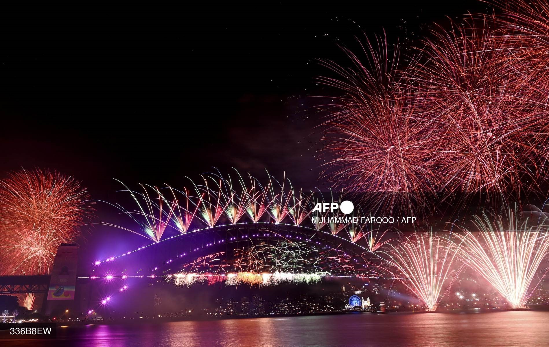 Pháo hoa đêm giao thừa thắp sáng bầu trời trên cầu cảng Sydney, Australia. Ảnh: AFP