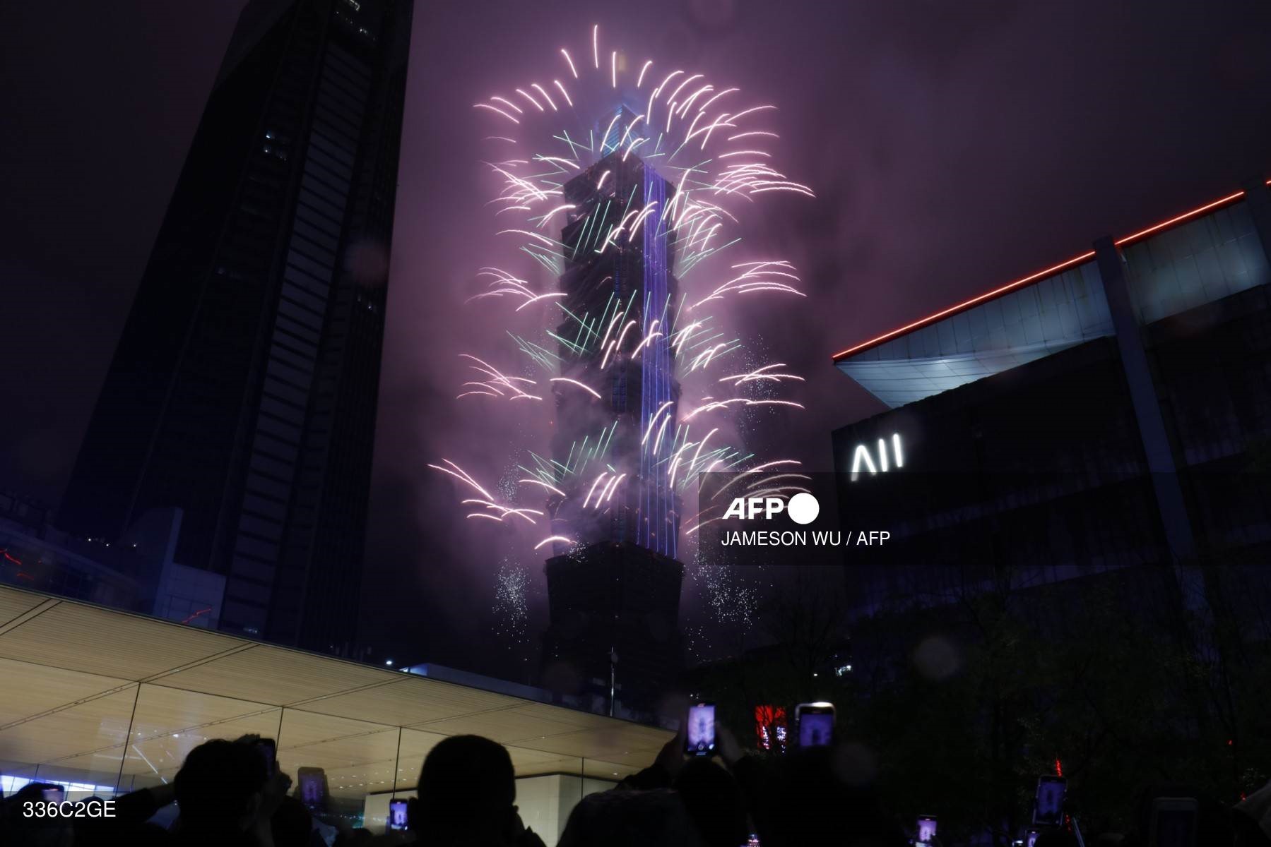 Công chúng ngắm pháo hoa thắp sáng bầu trời mừng năm mới trên tòa nhà Taipei 101 ở Đài Bắc, Đài Loan (Trung Quốc) ngày 1.1.2023. Ảnh: AFP