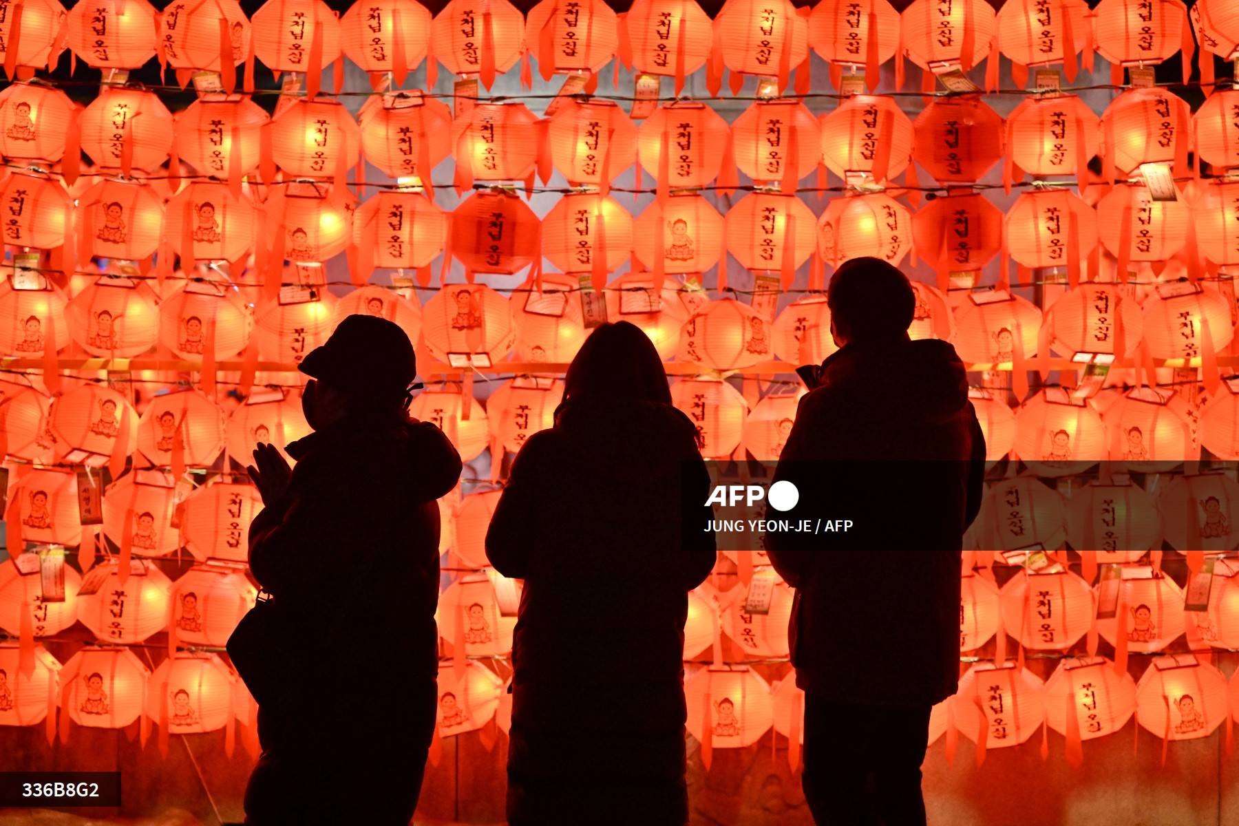 Các tín đồ Phật giáo cầu nguyện trước những chiếc đèn lồng hoa sen trong lễ mừng năm nới tại chùa Jogye ở trung tâm Seoul, Hàn Quốc. Ảnh: AFP