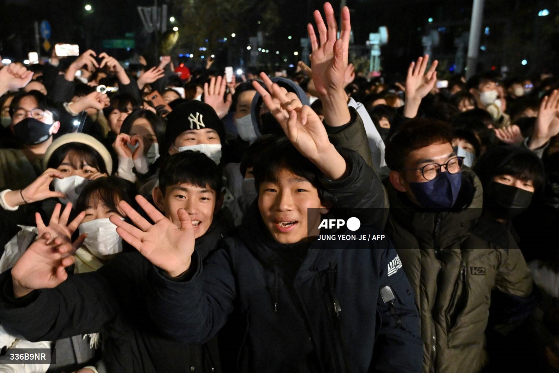 Mọi người tham gia sự kiện đếm ngược mừng năm mới ở trung tâm Seoul, Hàn Quốc. Ảnh: AFP