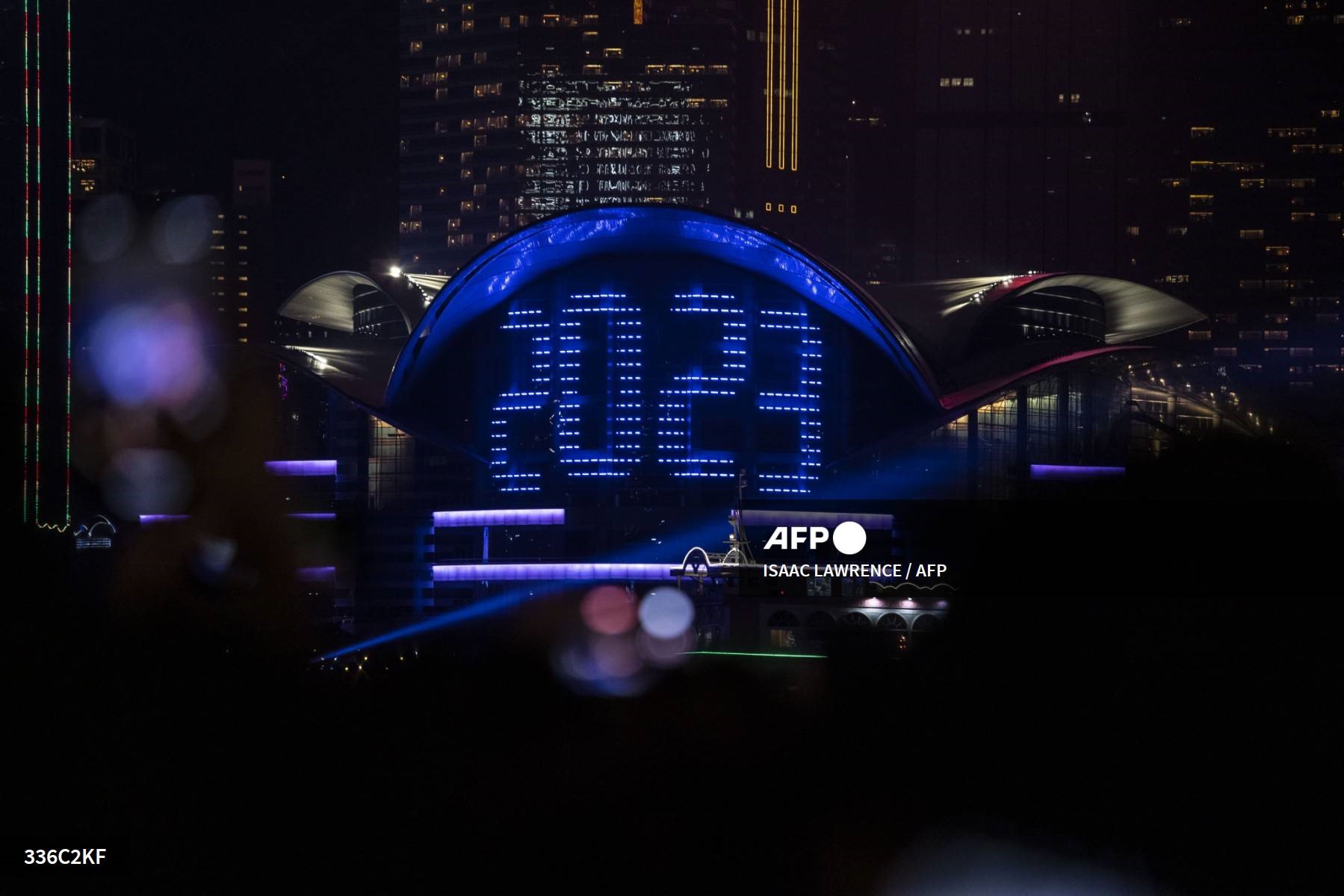 2023 hiển thị trong buổi trình diễn pháo hoa và laser ở Hong Kong. Ảnh: AFP