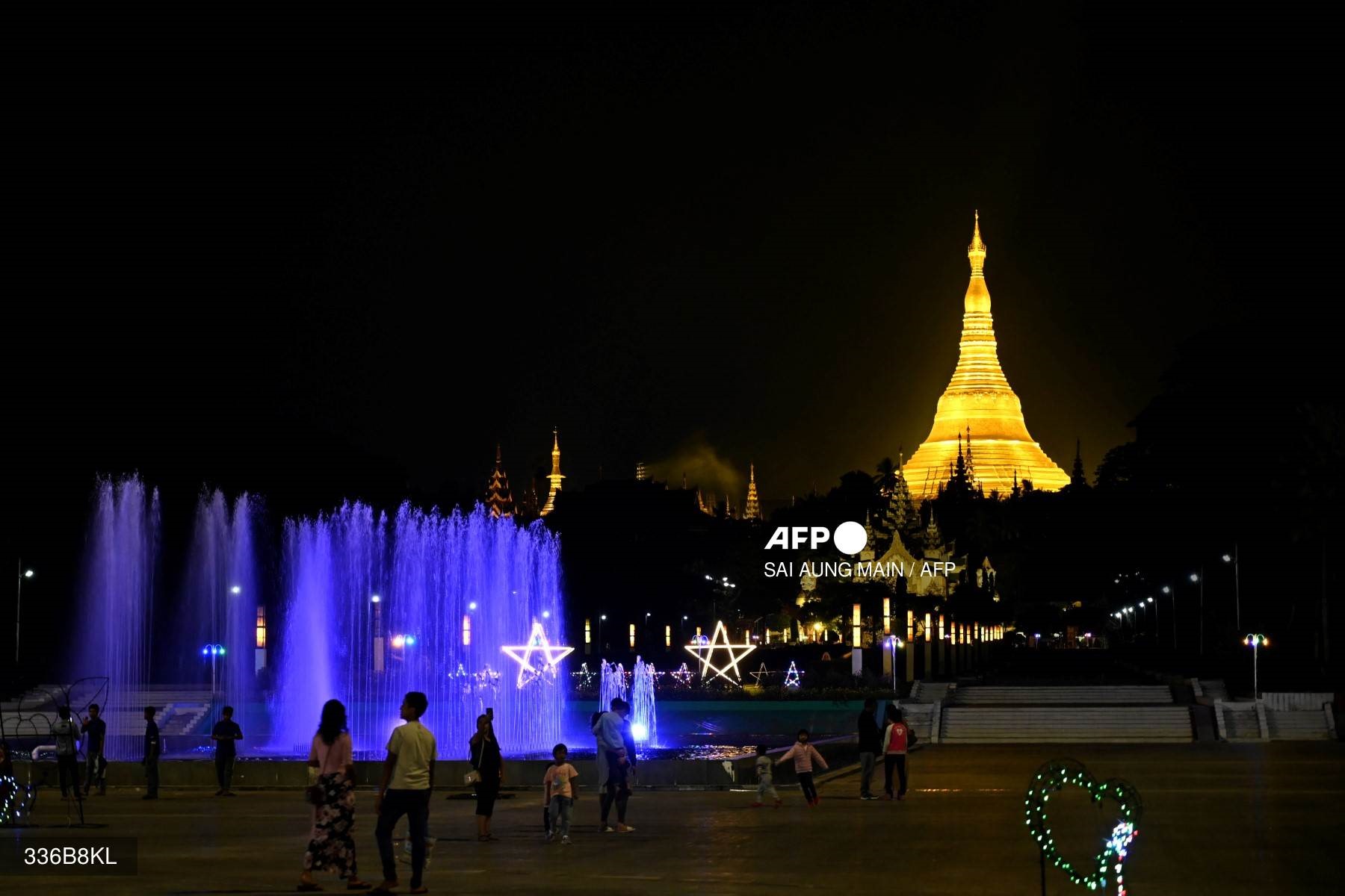 Trang trí đón năm mới tại một công viên ở Yangon, Myanmar. Ảnh: AFP