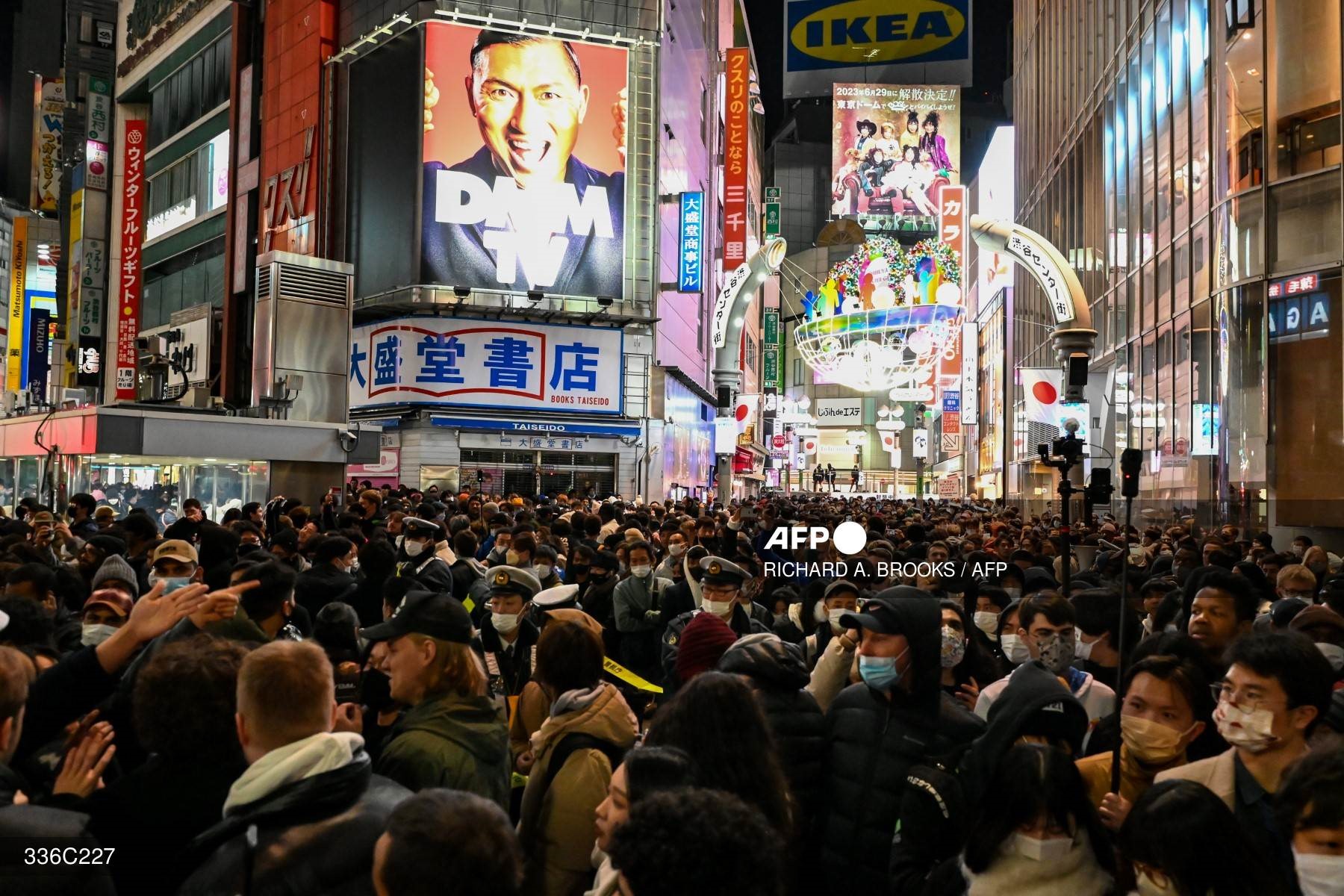 Mọi người tập trung đêm giao thừa để mừng năm mới tại giao lộ Shibuya ở Tokyo, Nhật Bản. Ảnh: AFP
