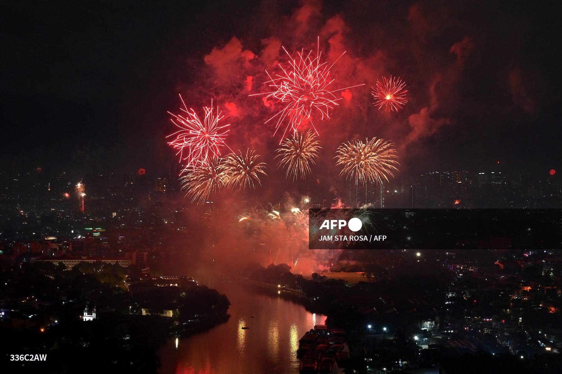 Pháo hoa thắp sáng bầu trời Manila, Philippines trong lễ mừng năm mới 2023. Ảnh: AFP