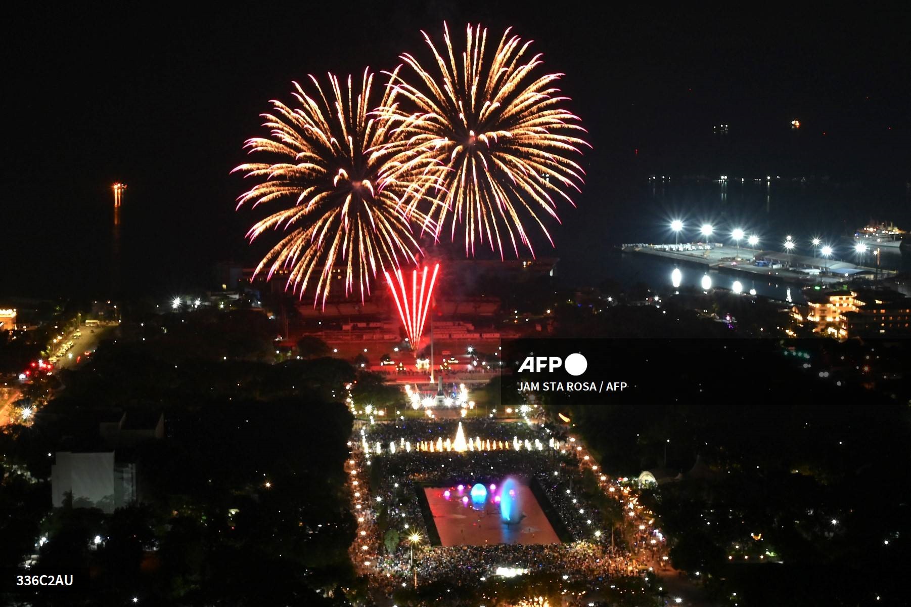 Pháo hoa ở công viên Rizal, Manila nhân dịp năm mới 2023. Ảnh: AFP