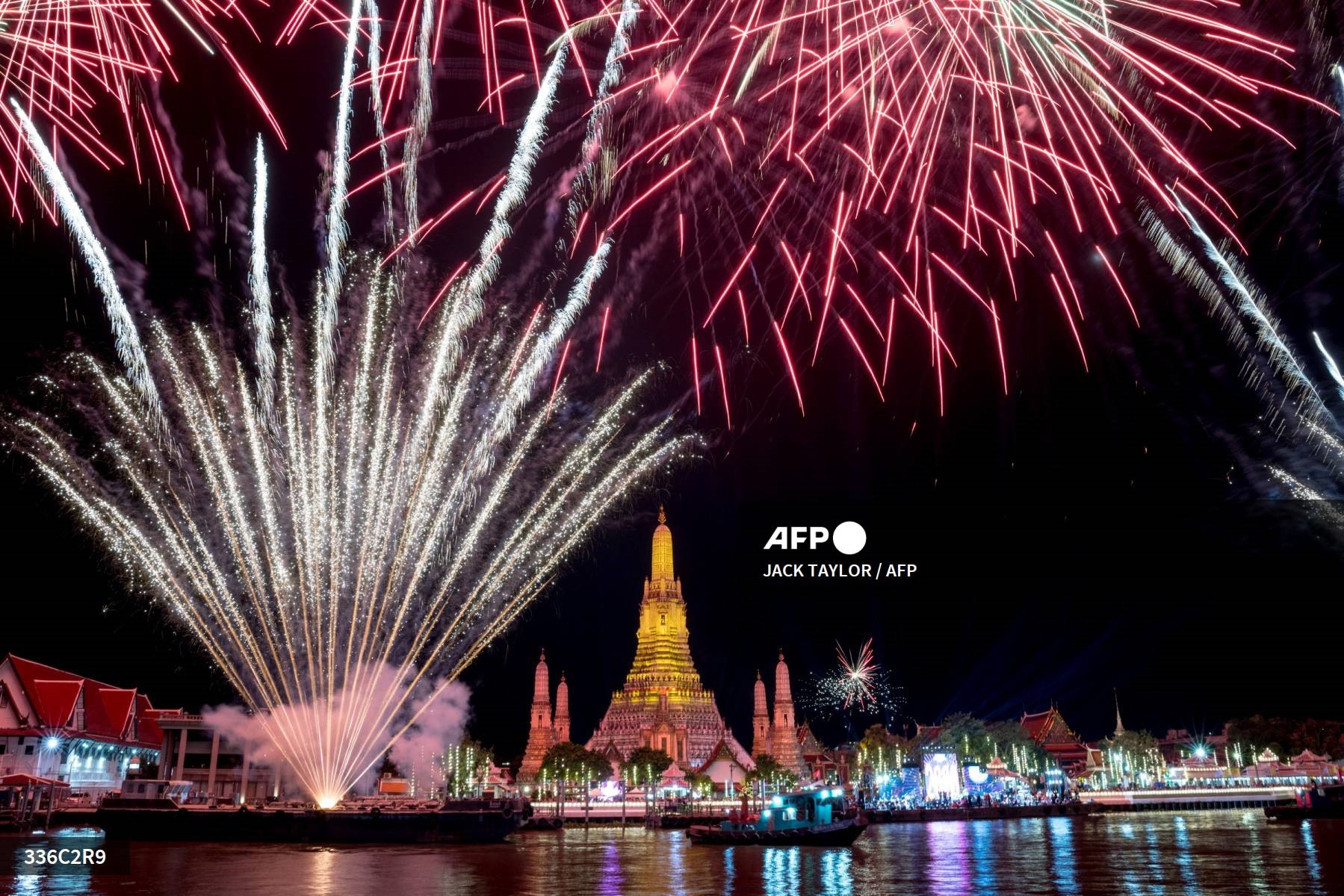 Bức ảnh này được chụp màn trình diễn pháo hoa ở Wat Arun trên sông Chao Phraya trong lễ mừng năm mới ở Bangkok, Thái Lan. Ảnh: AFP