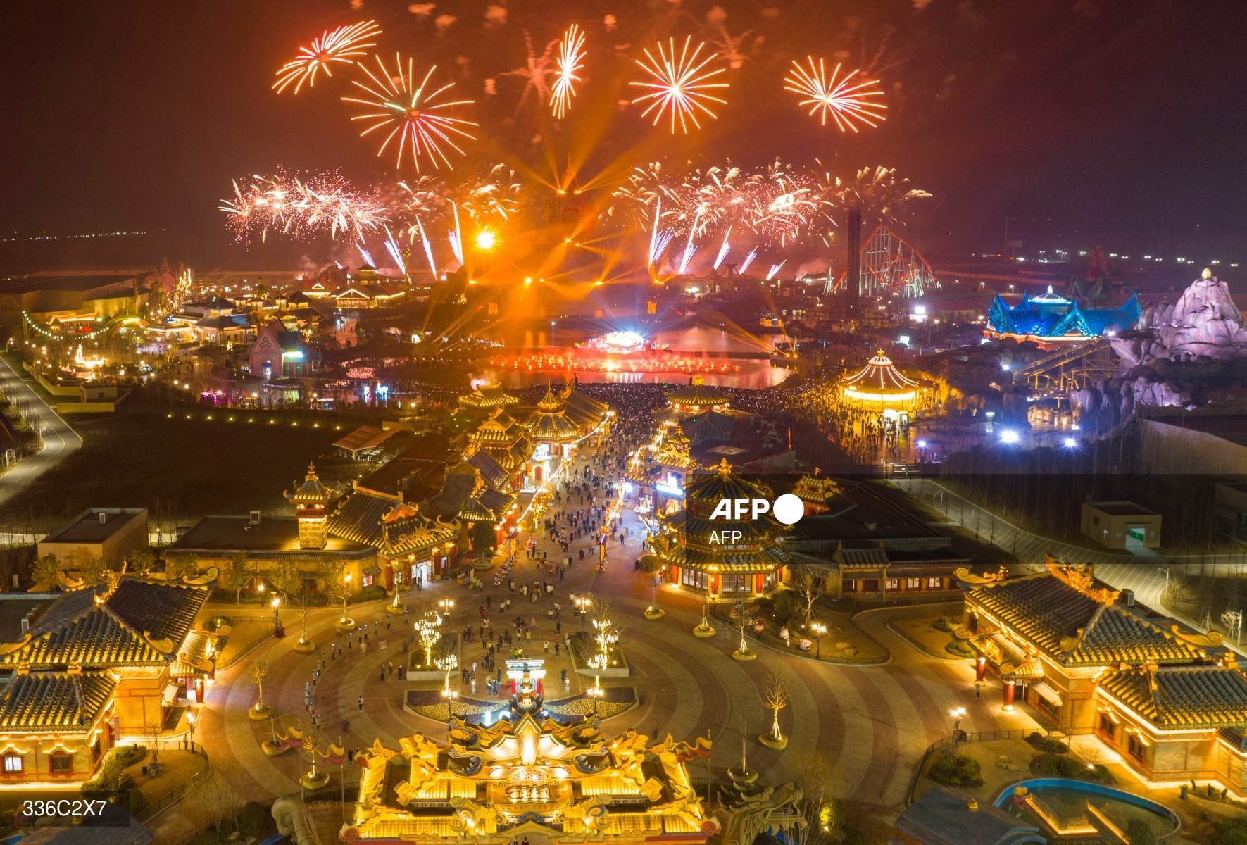 Bức ảnh trên không chụp pháo hoa thắp sáng bầu trời công viên giải trí Xiyou World trước thềm năm mới ở tỉnh Giang Tô, miền đông Trung Quốc. Ảnh: AFP