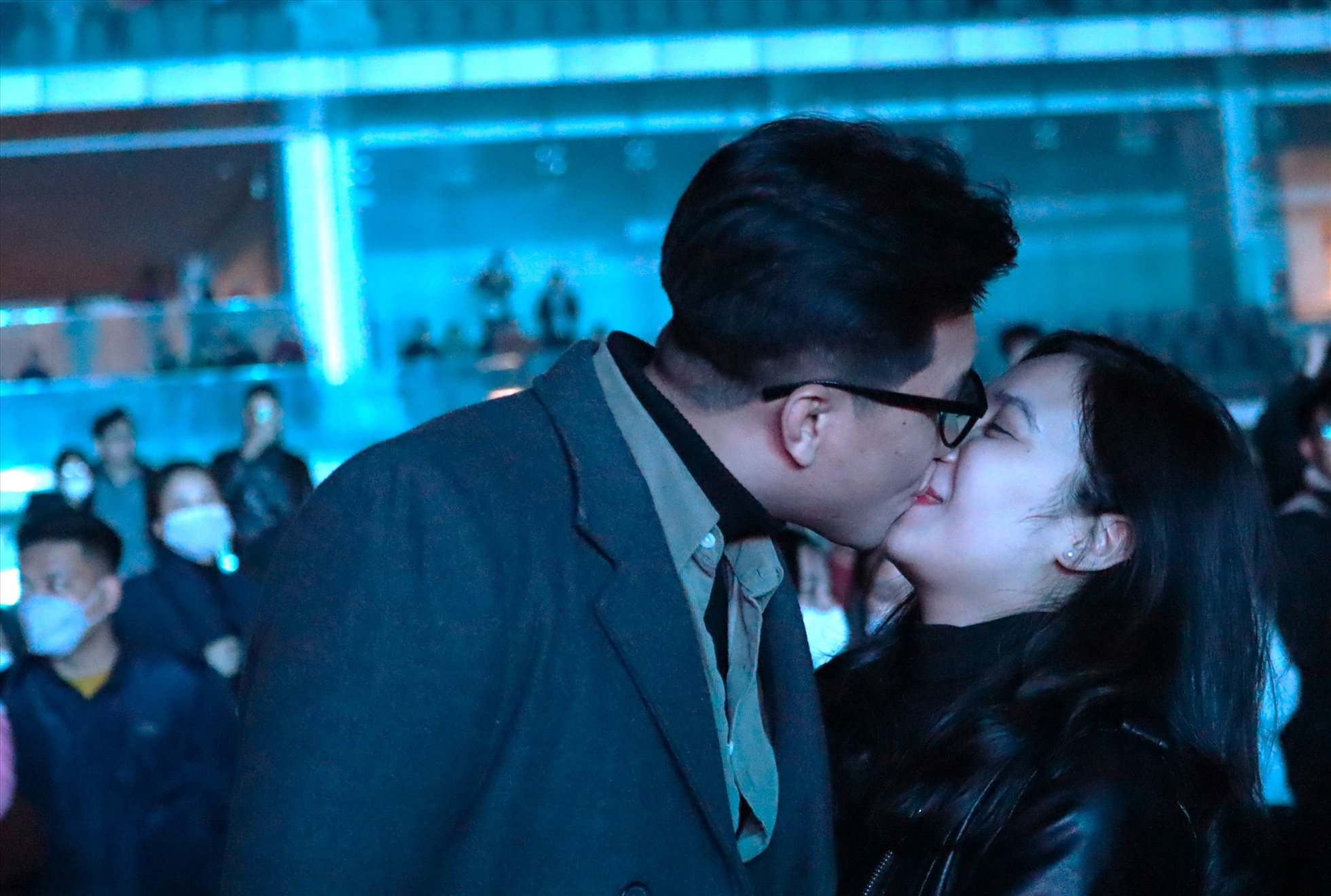 Cặp đôi Nguyễn Thể Quý và Nguyễn Thị Bạch Linh đã có màn khóa môi ngọt ngào trong những khoảnh khắc đầu tiên của năm mới.