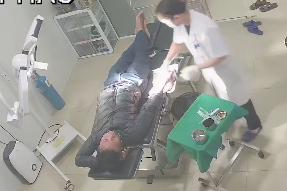 Đối tượng Bảo sau khi gây án đã vào Bệnh viện Đa khoa Hồng Hà khâu vết thương rồi bỏ trốn và đã bị bắt sau đó. Ảnh cắt từ camera bệnh viện.