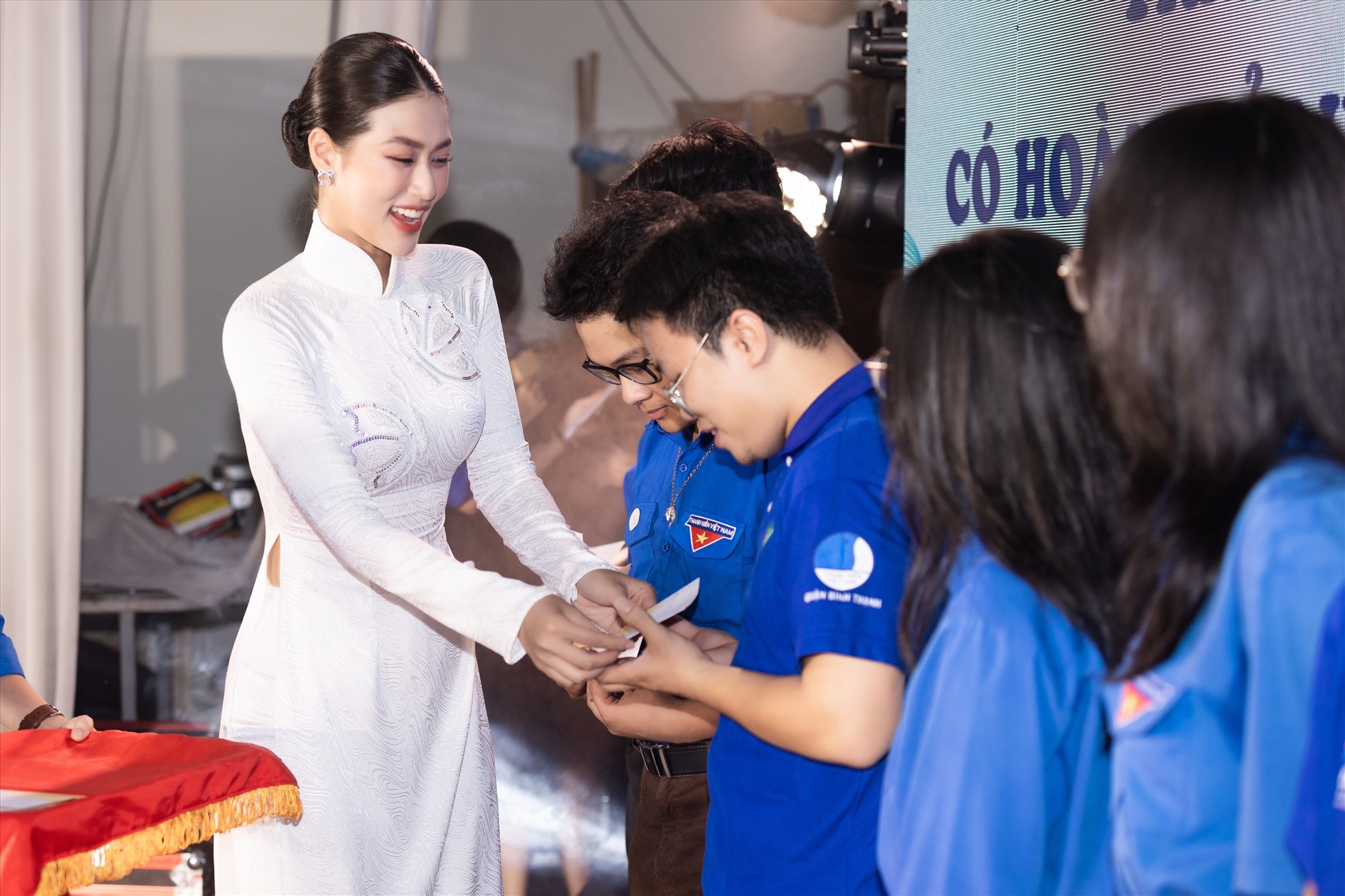 Hoa hậu Thiên Ân giành tặng những suất học bổng với mong muốn khích lệ tinh thần học tập của các sinh viên. Ảnh: Sen Vàng.