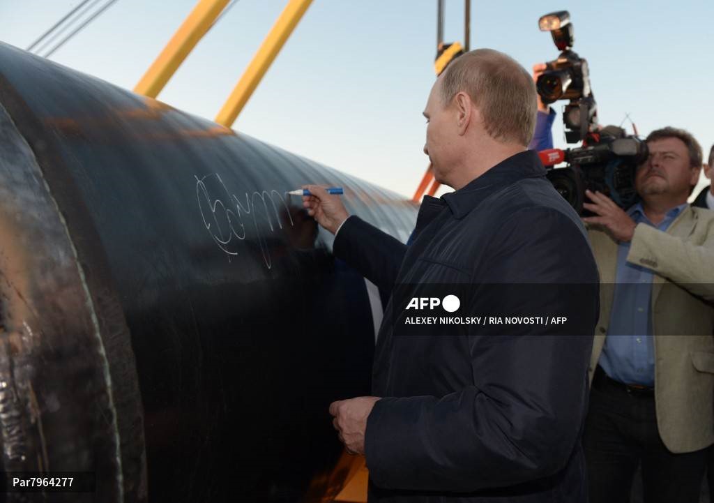 Tổng thống Nga Vladimir Putin ký tên vào đường ống Power of Siberia ở ngoại ô Yakutsk, Nga vào ngày 1.9.2014. Ảnh: AFP