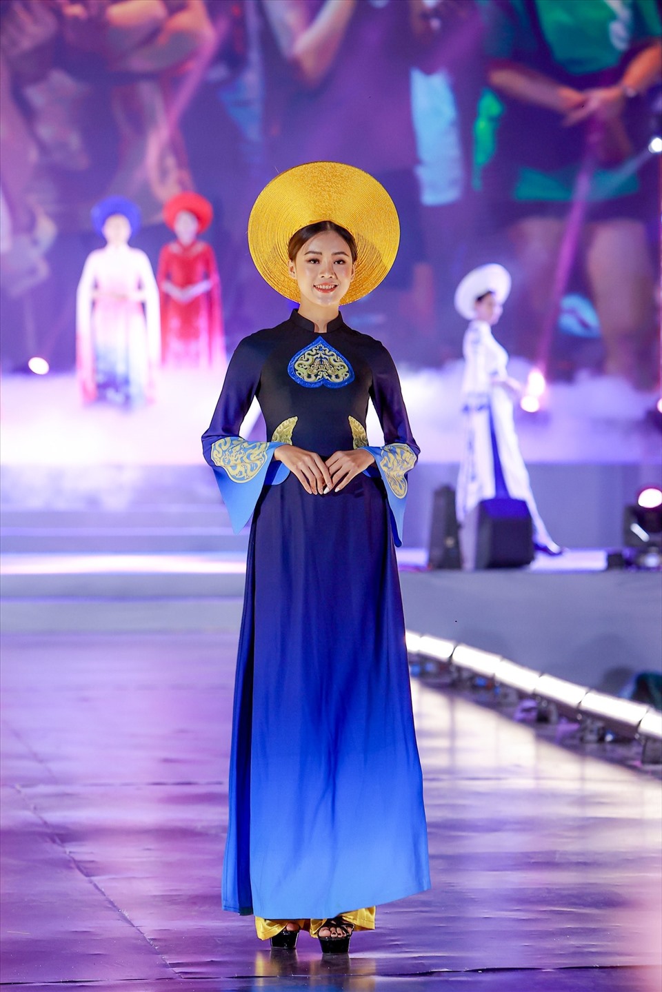 Lễ hội Áo dài: Hãy đến tham gia Lễ hội Áo dài tuyệt đẹp để trải nghiệm vẻ đẹp và sự duyên dáng của trang phục truyền thống của người Việt. Bạn sẽ được đắm mình trong không khí lễ hội và chụp lại những bức ảnh đầy ấn tượng.