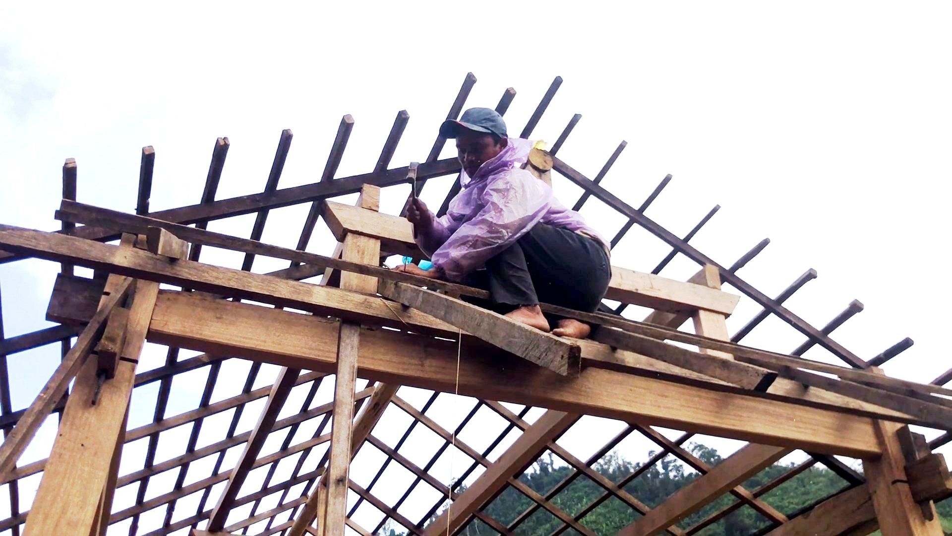Người dân làng Long Vót tháo dỡ nhà cửa, dựng lại nhà mới ở khu vực giáp ranh với thôn Mang Nách, xã Ngọc Tem, huyện KonPlong, tỉnh Kon Tum để “né” giông sét. Ảnh: Ngọc Viên