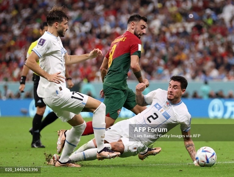 Tình huống thổi phạt đền Uruguay ở trận thua Bồ Đào Nha tại vòng bảng World Cup 2022 vẫn gây nên tranh cãi lớn và không thật sự công bằng cho đội bóng Nam Mỹ. Ảnh: AFP