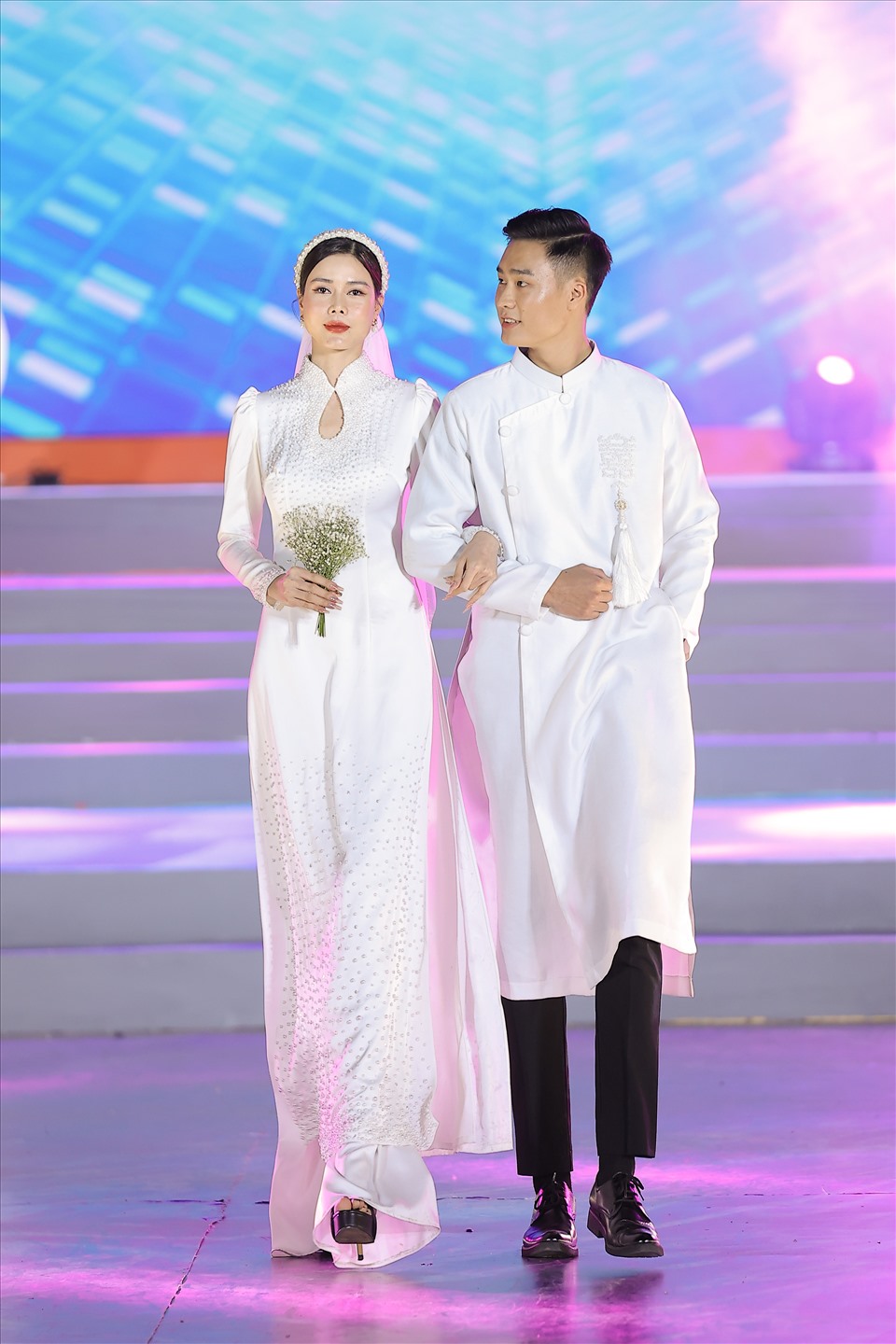 Nhà thiết kế Dũng Nguyễn giới thiệu bộ sưu tập áo dài mang tên “Em tinh khôi” đến công chúng Thủ đô. Ảnh: Huy An