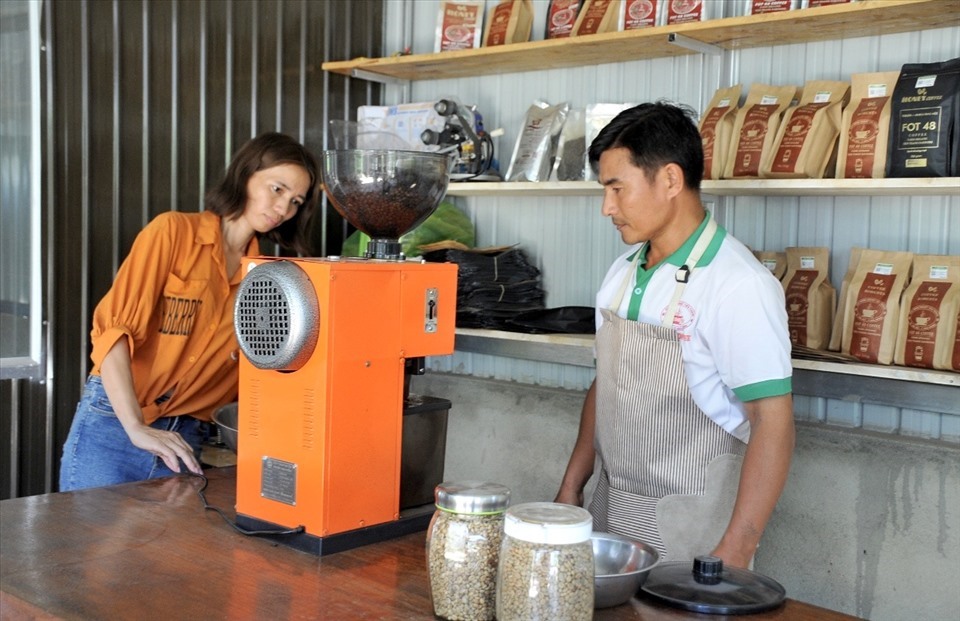 Một số nông dân ở Đắk Nông tự đầu tư máy móc để nghiên cứu, chế biến cà phê bột. Ảnh: Phan Tuấn