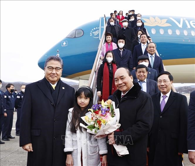 Bộ trưởng Ngoại giao Hàn Quốc Park Jin (trái) đón Chủ tịch nước Nguyễn Xuân Phúc và đoàn cấp cao Việt Nam. Ảnh: TTXVN