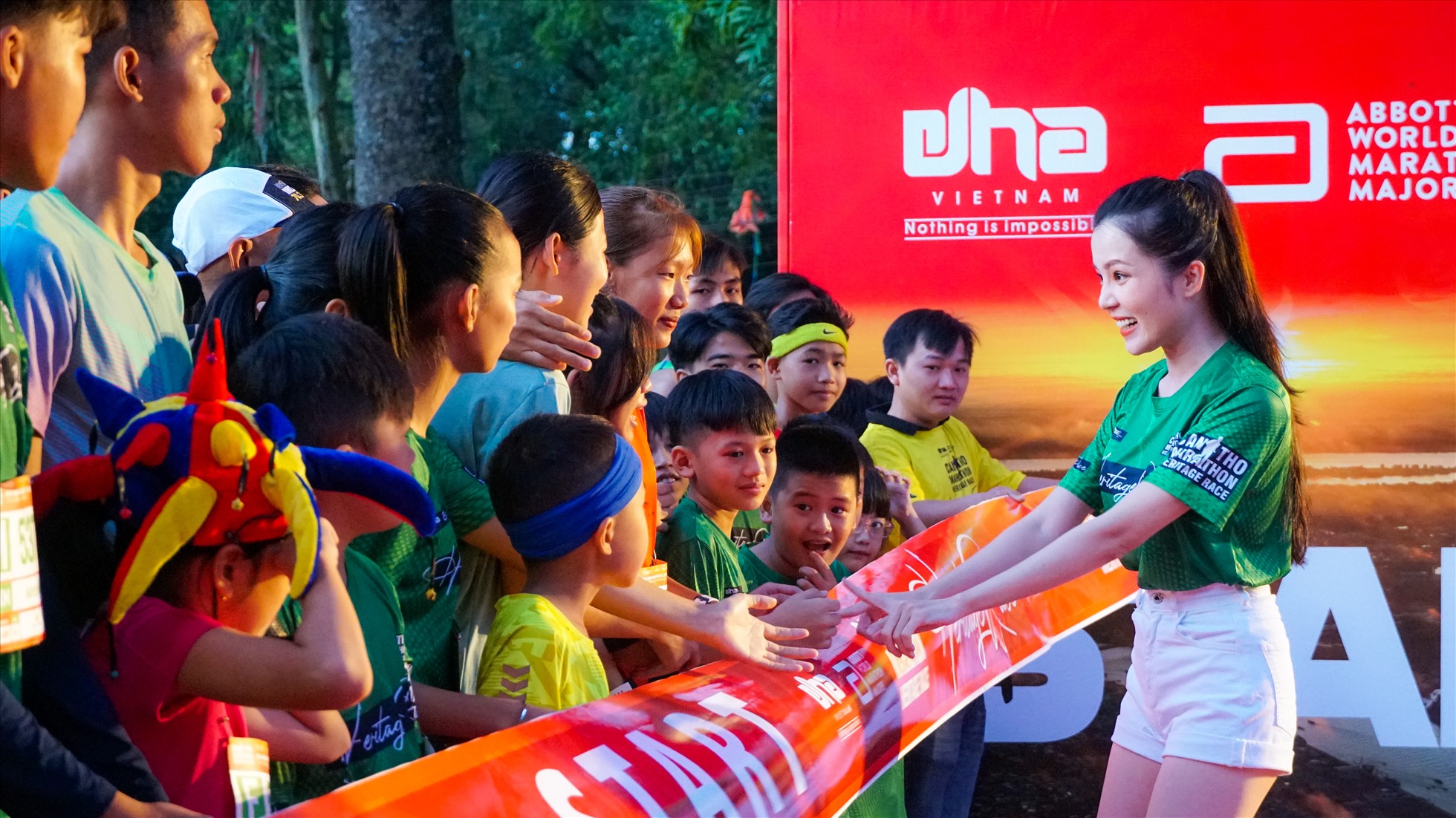 Hoa khôi Huỳnh Thúy Vi (đại sứ Du lịch Tp. Cần Thơ năm 2022) cũng tham gia giải chạy với cự ly 5Km.