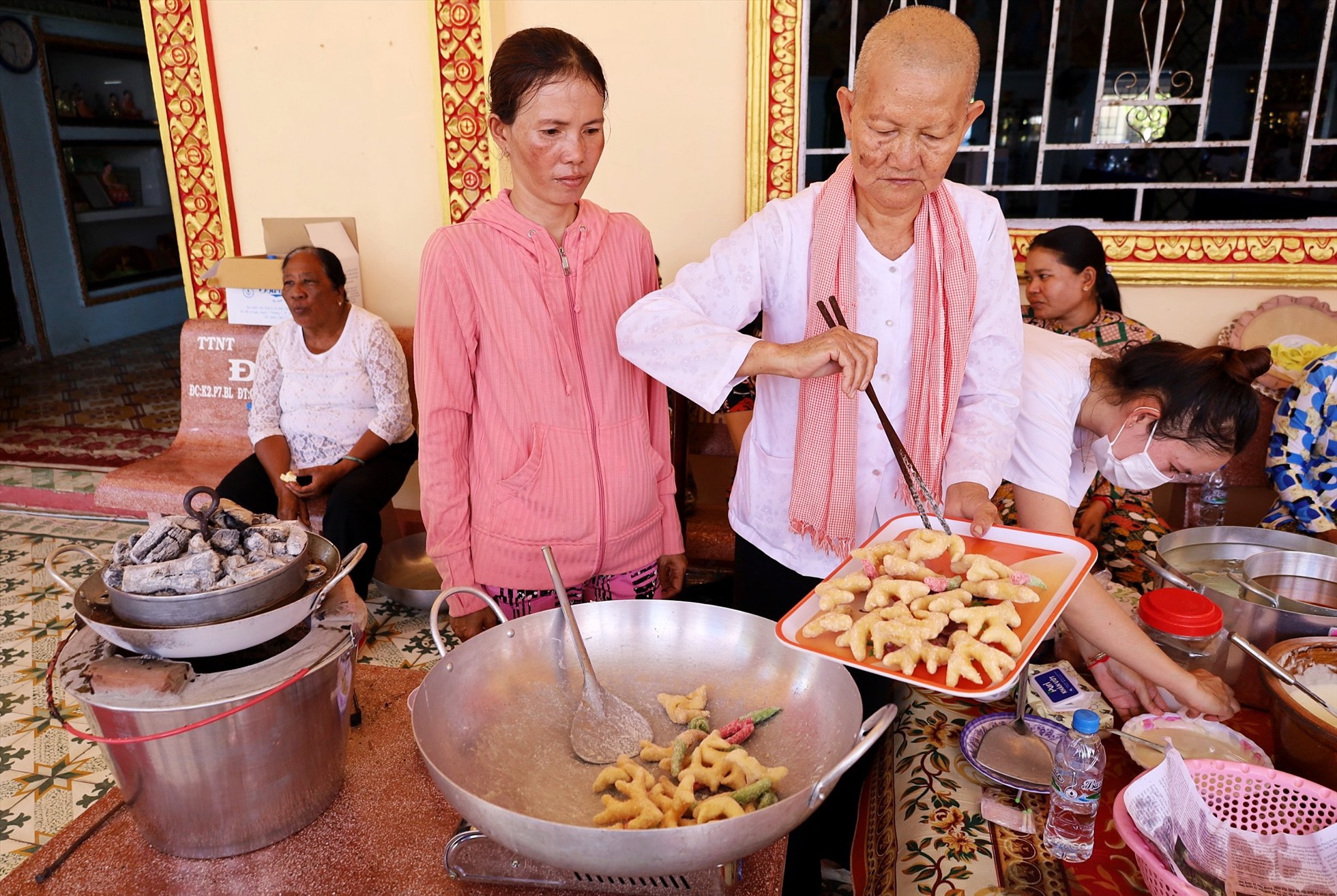 Thượng tọa Dương Quân (Trụ trì đời thứ tám của Chùa Xiêm Cán) chia sẻ, chùa Khmer không chỉ là nơi để các sư tu học, rèn luyện đạo đức, mà chùa còn ảnh hưởng rất lớn đến tinh thần, kinh tế, văn hóa, đời sống xã hội của đồng bào dân tộc Khmer.