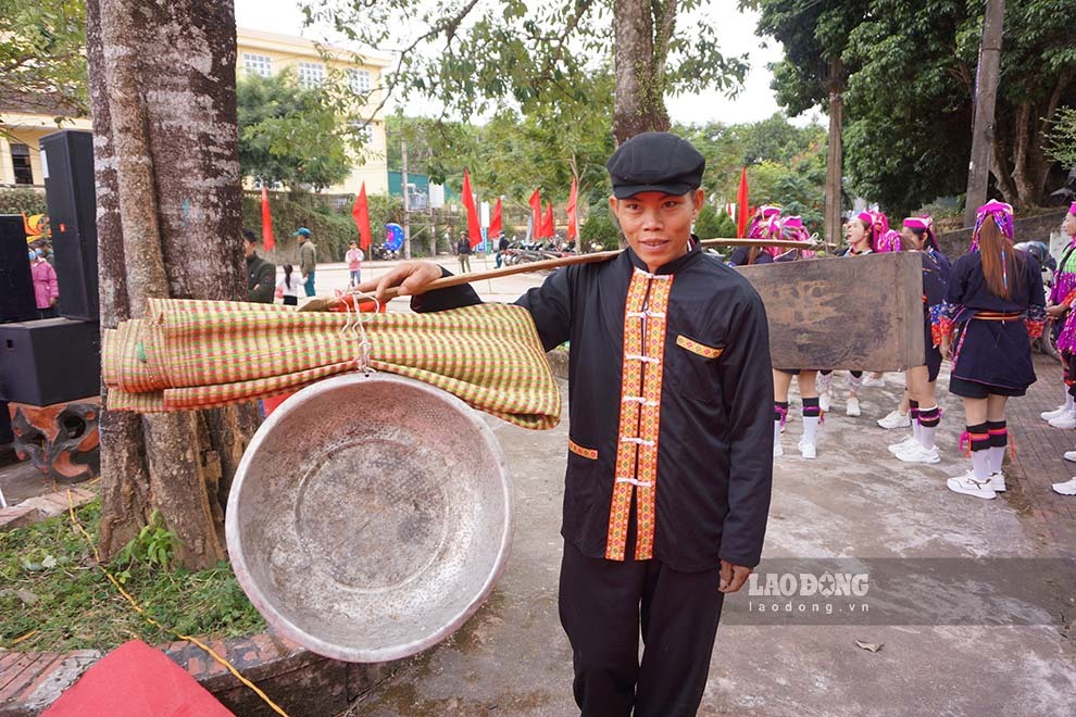 Họ nhà trai mang một đôi gà đến nhà ông mối để chuẩn bị sắp lễ