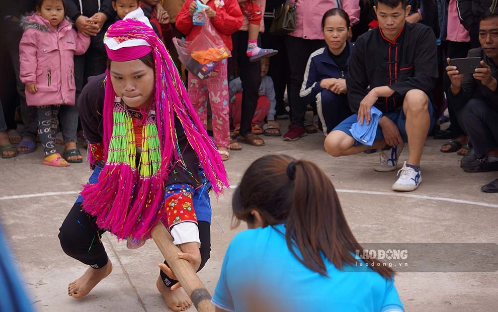 Mạnh mẽ trong phần thi đẩy gậy. Ảnh: Đoàn Hưng