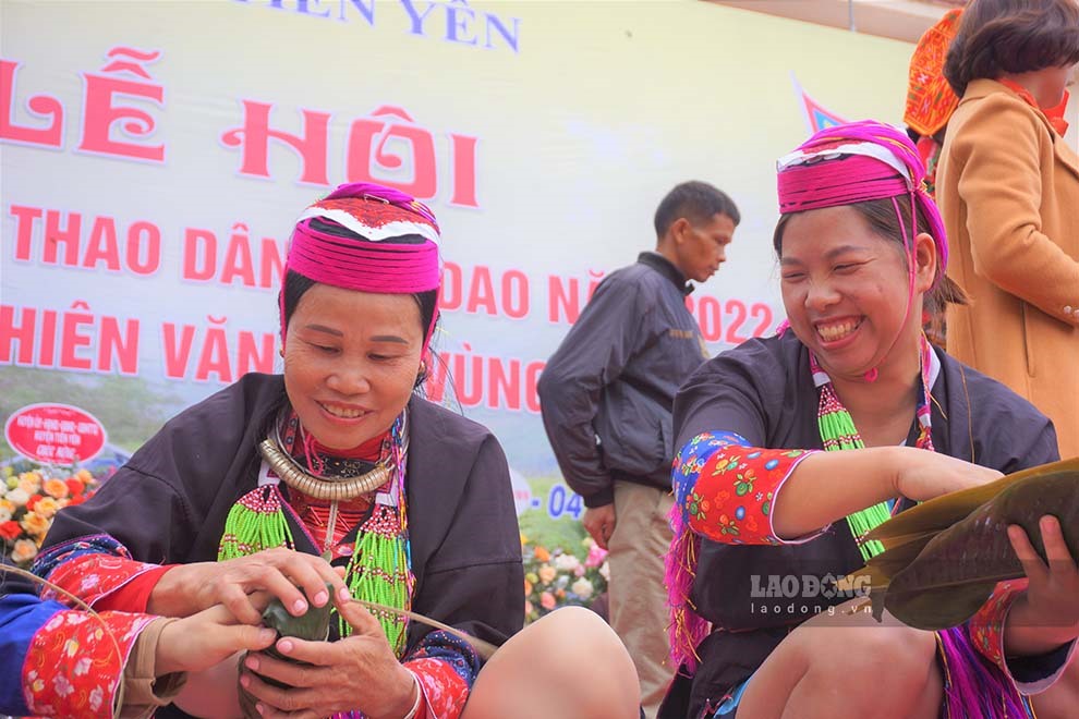 Niềm vui của chị em người Dao khi gói bánh. Ảnh: Đoàn Hưng