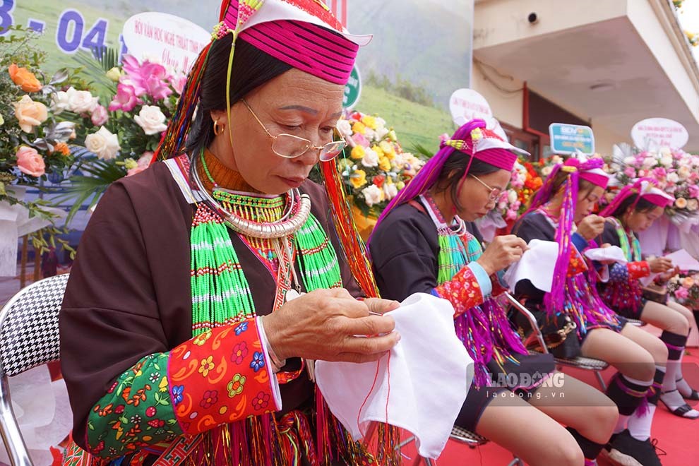 Thêu thùa cũng là một phong tục độc đáo của chị em phụ nữ người Dao nơi đây, thể hiện sự khéo léo và những trí tuệ, gu thẩm mĩ của phụ nữ Dao tự bao đời. Ảnh: Đoàn Hưng
