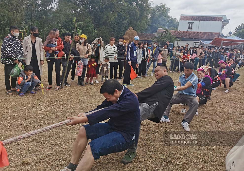 Phần thi kéo co luôn thu hút đông đảo mọi người cổ vũ. Ảnh: Đoàn Hưng