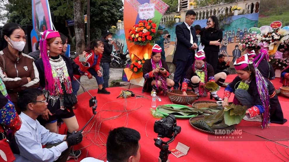 Chẻ lạt, đo đếm tỉ lệ gạo…. những công đoạn cần thiết và cũng là bí kíp tạo nên một chiếc bánh chưng gù ngon.