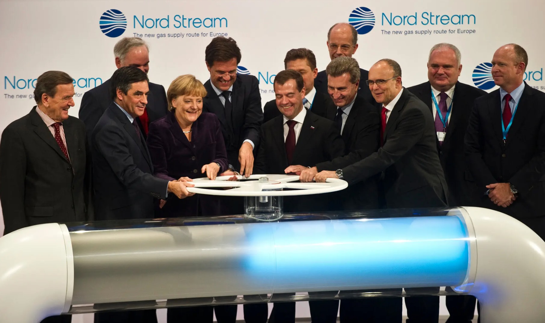 Các nhà lãnh đạo Châu Âu và Nga khai trương Nord Stream 1 vào năm 2011. Trong số đó có cựu Thủ tướng Gerhard Schröder (ngoài cùng trái), Thủ tướng Angela Merkel; ông Erwin Sellering, khi đó là thống đốc của Mecklenburg-Pomerania (ngoài cùng phải). Ảnh: AFP