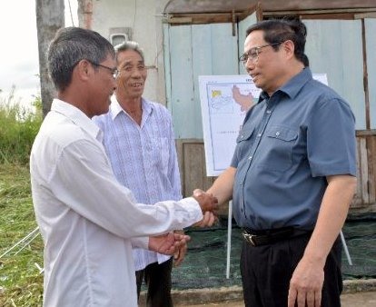 Thủ tướng Chính phủ Phạm Minh Chính thăm hỏi người dân có đất bị ảnh hưởng bởi công trình đường cao tốc Cần Thơ - Cà Mau đoạn qua tỉnh Bạc Liêu. Ảnh: Nguyễn Minh
