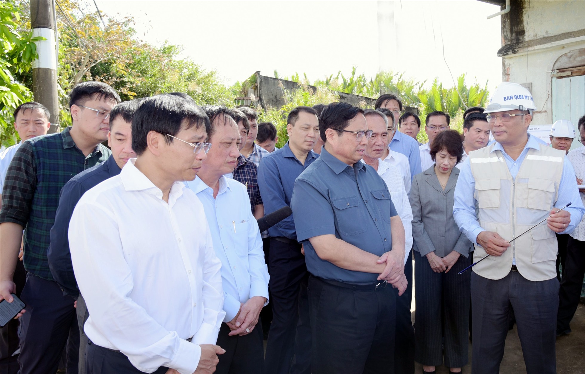 Thủ tướng Chính phủ khảo sát đường cao tốc Cần Thơ - Cà Mau đoạn qua tỉnh Bạc Liêu. Ảnh: Nguyễn Minh