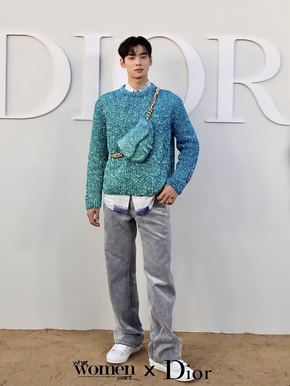 ha Eun Woo mặc bộ trang phục trẻ trung, nằm trong bộ sưu tập mới nhất của Dior. Ảnh: Twitter Dior.